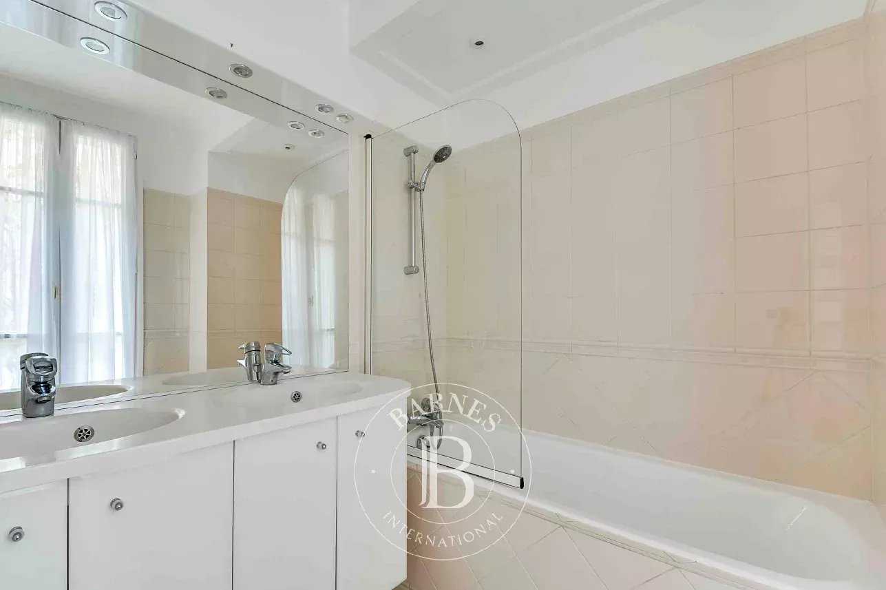 Paris  - Appartement 4 Pi&egrave;ces 2 Chambres