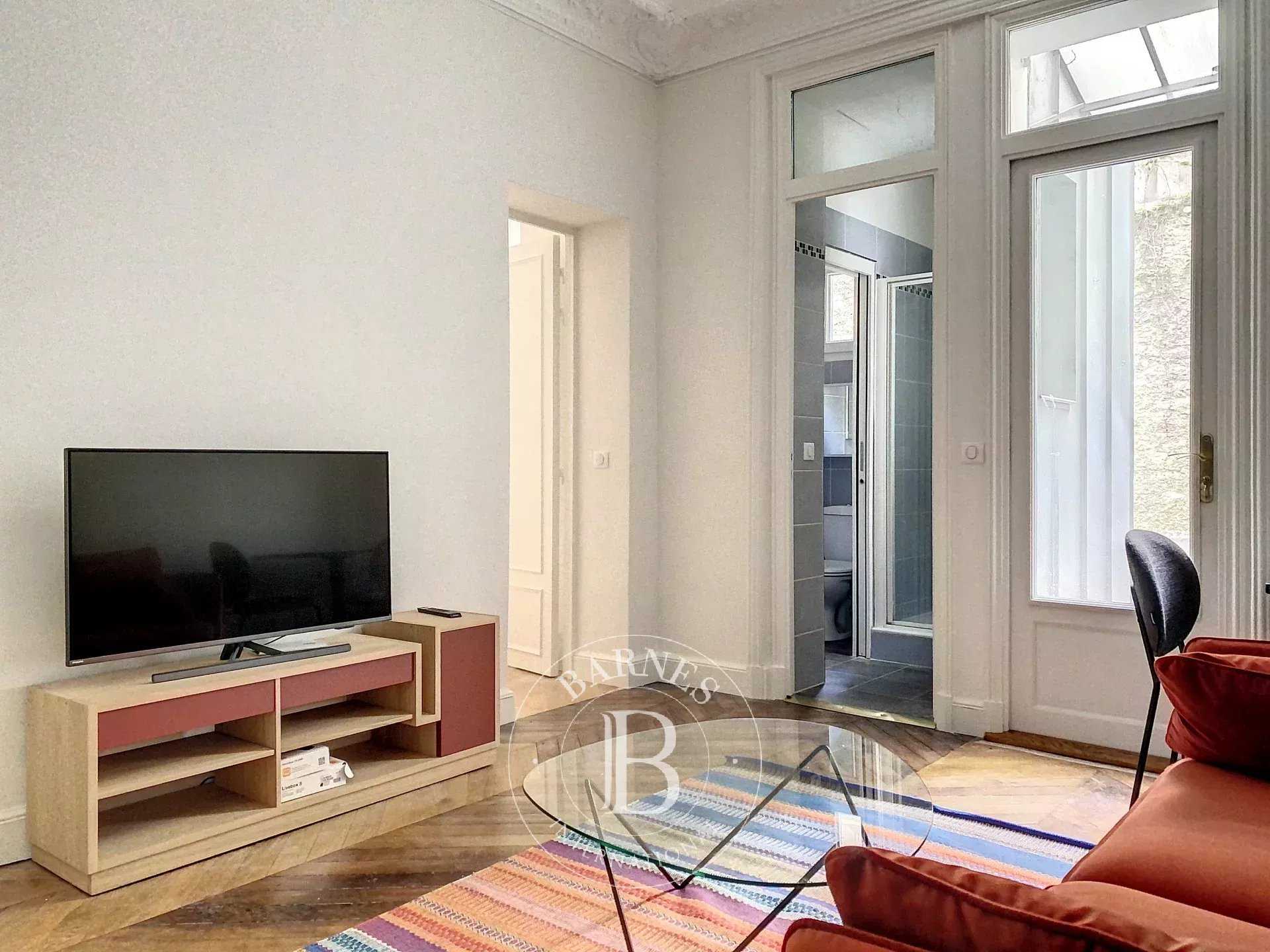 Paris  - Appartement 2 Pièces, 1 Chambre