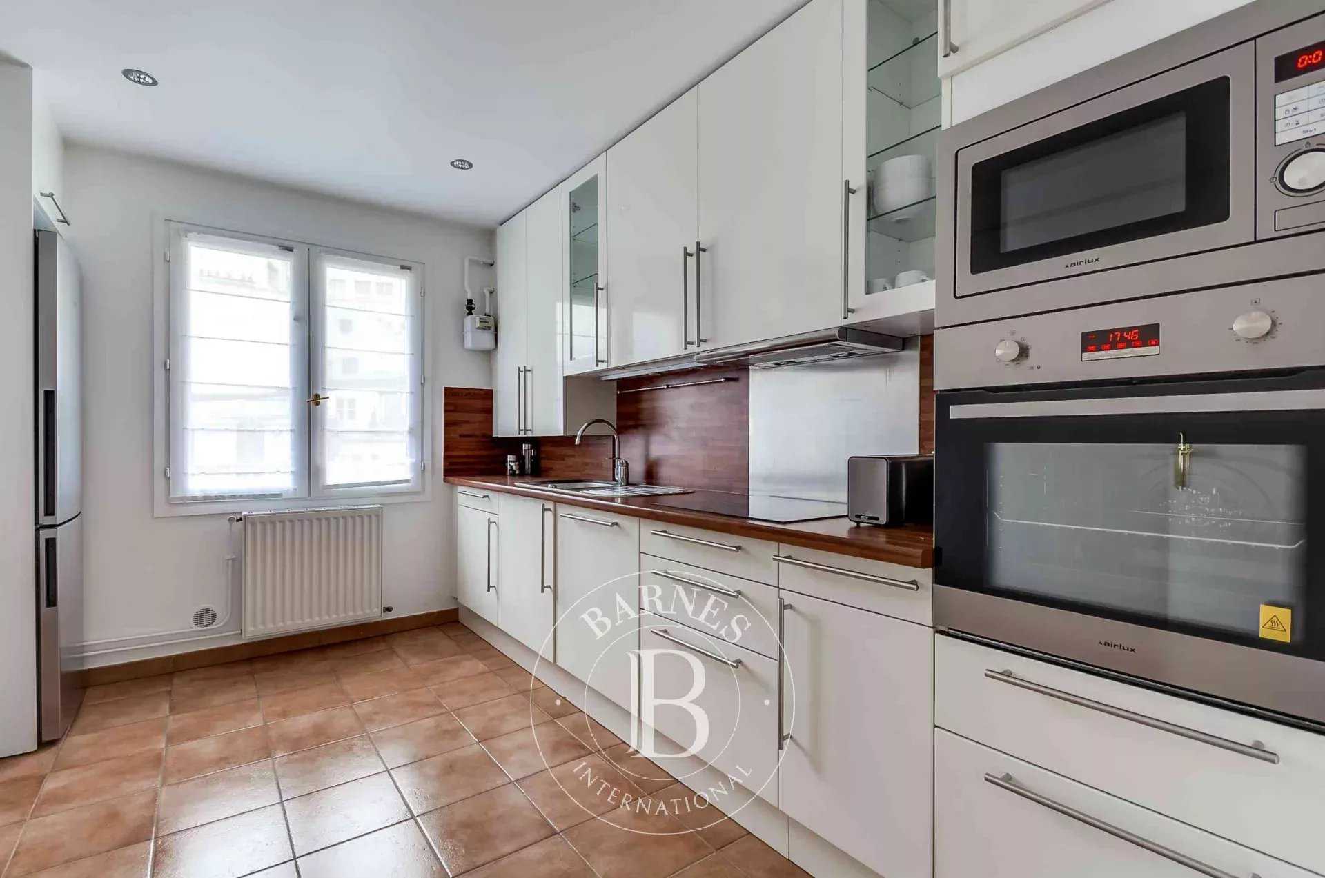 Paris  - Appartement 5 Pièces 3 Chambres