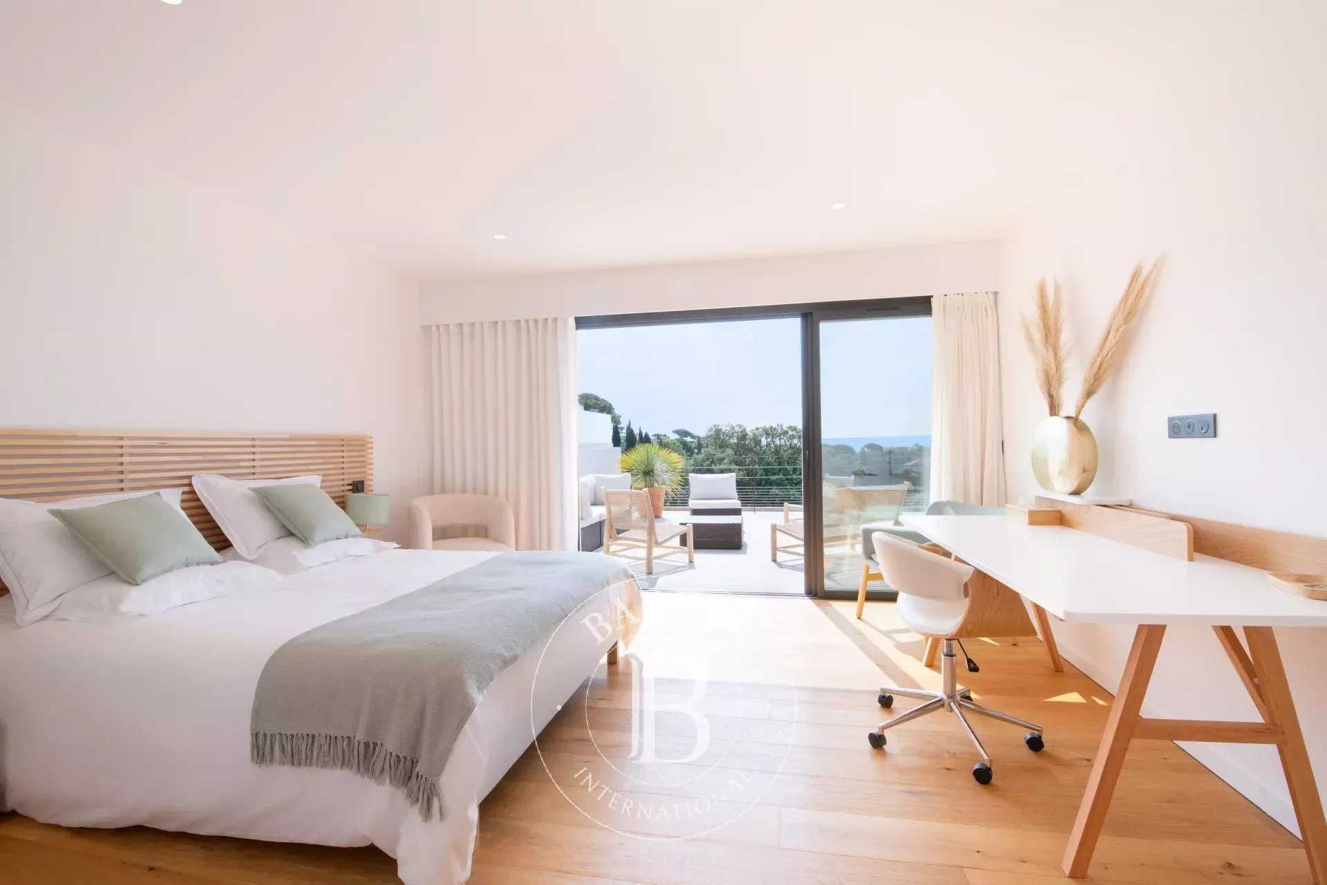 Sainte-Maxime  - Property 5 Bedrooms