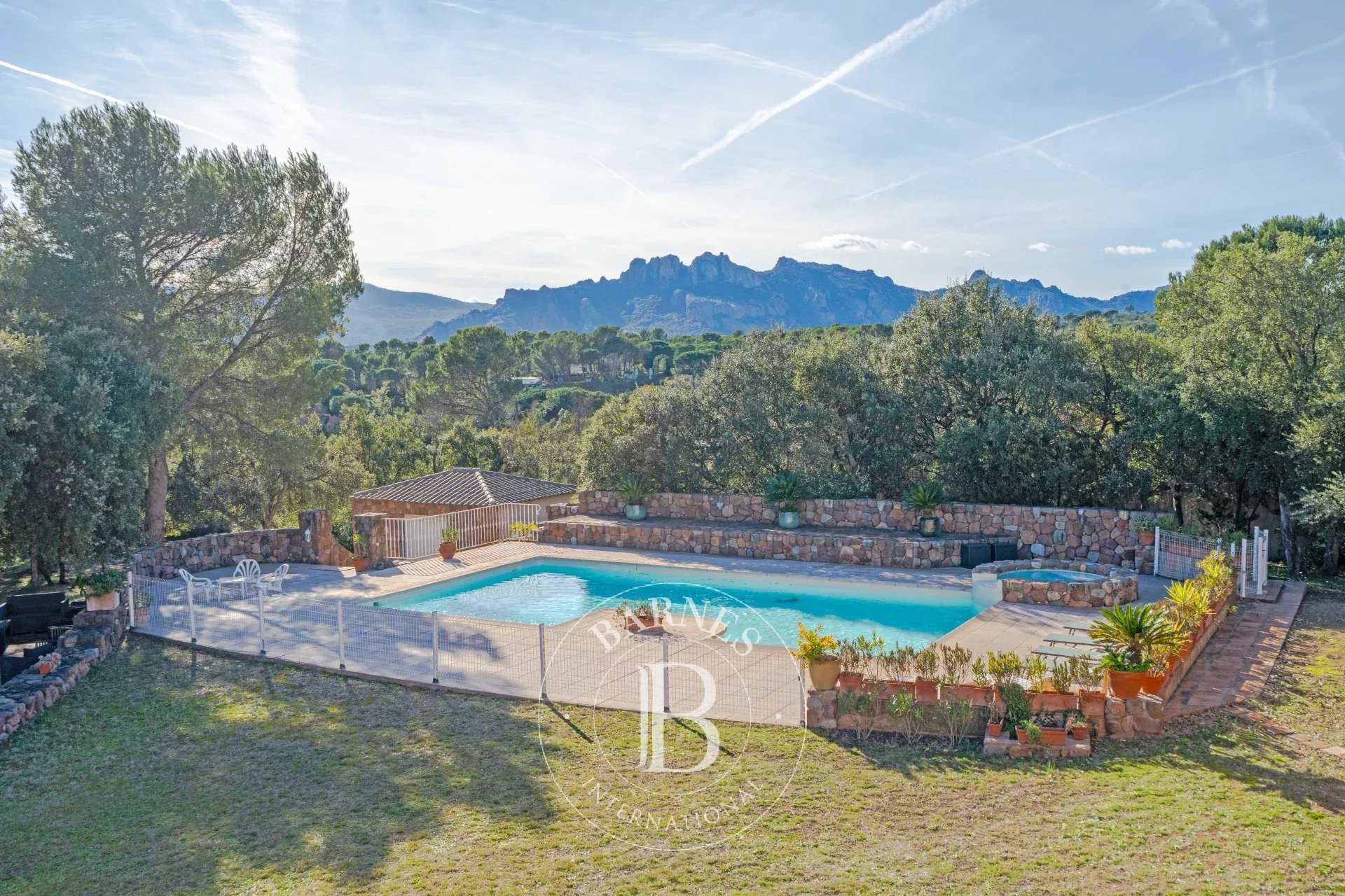 Roquebrune-sur-Argens  - Villa 8 Pi&egrave;ces 6 Chambres
