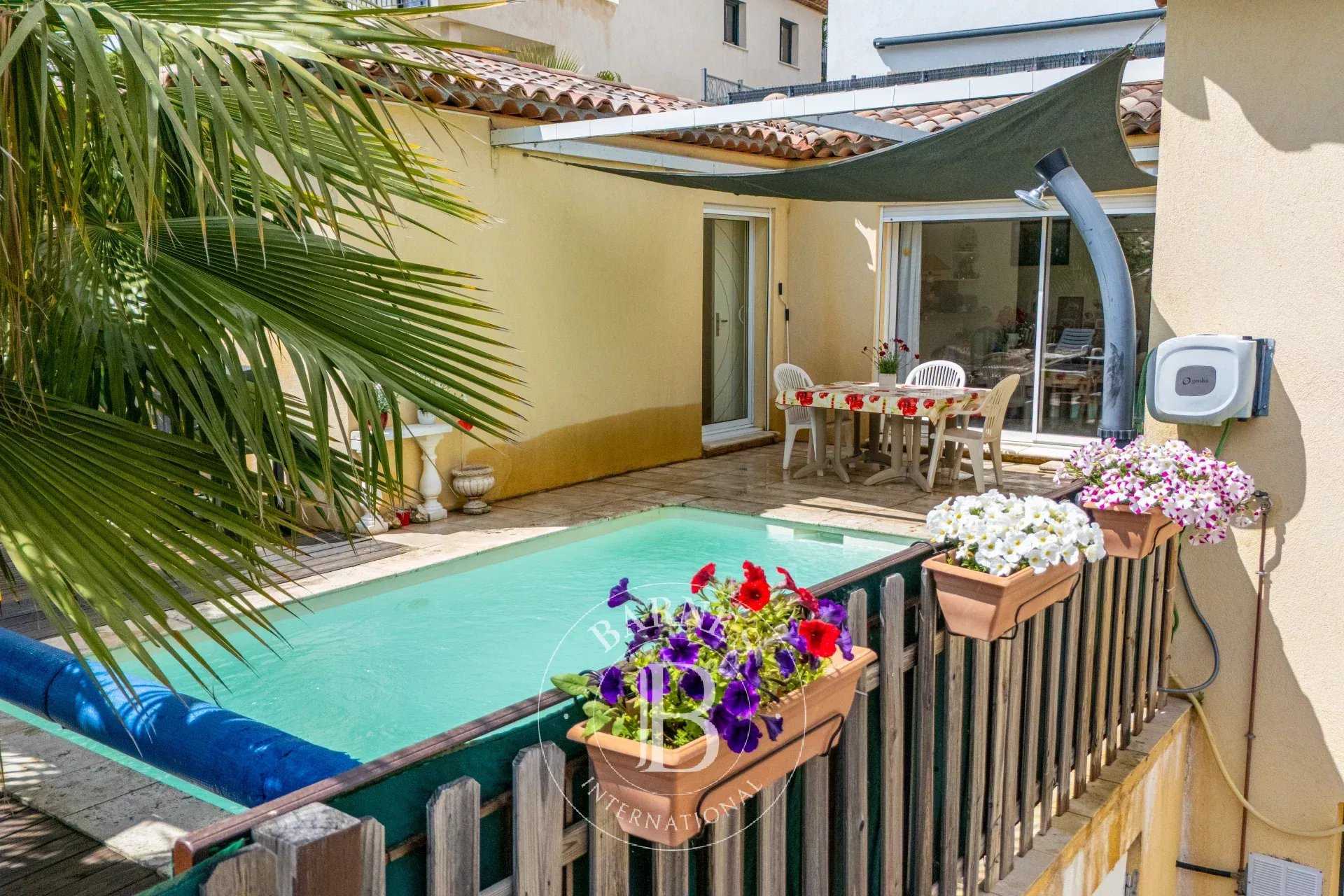 Villa Sainte-Maxime  -  ref 85898489 (picture 2)