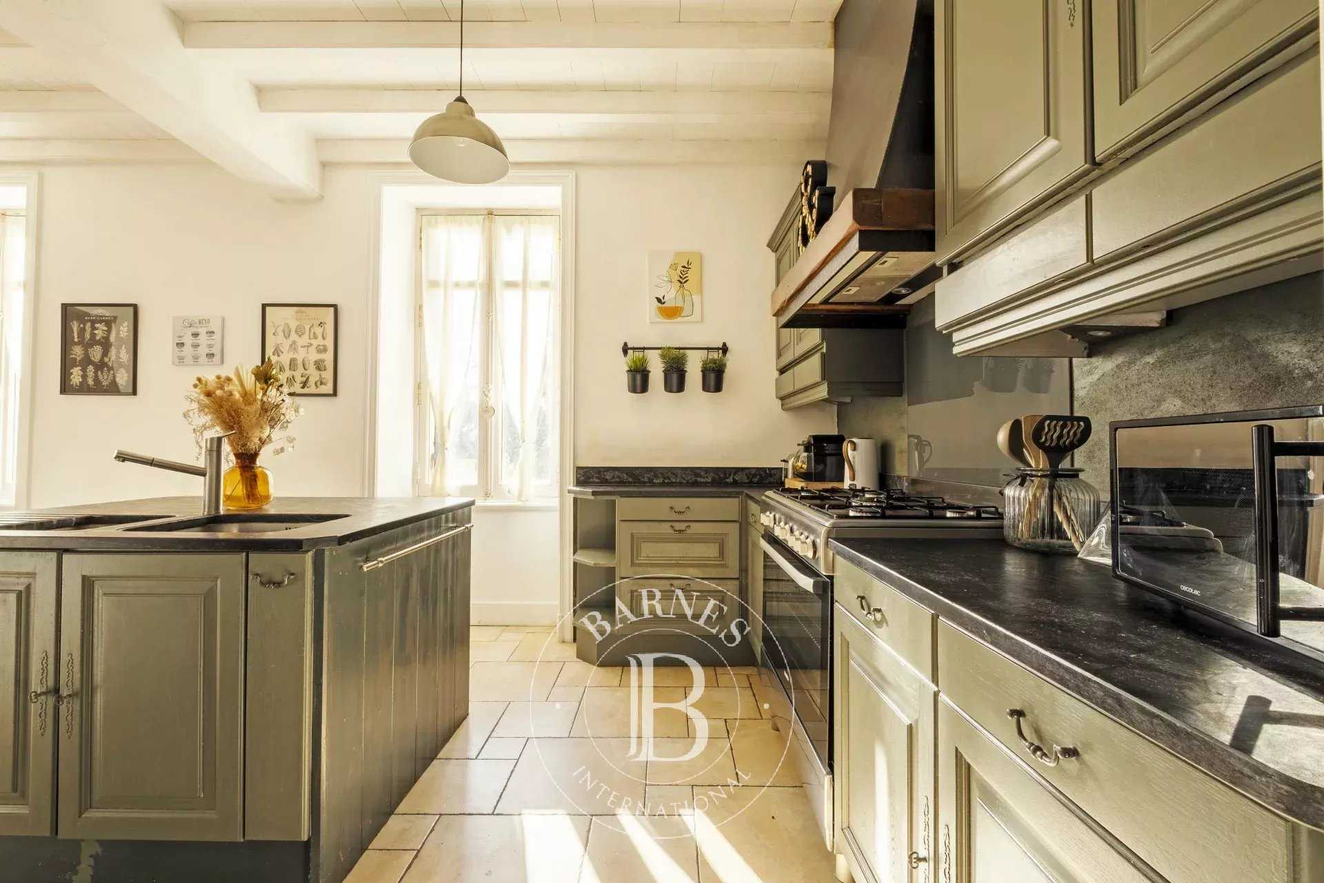 Prignac-et-Marcamps  - Property 10 Bedrooms