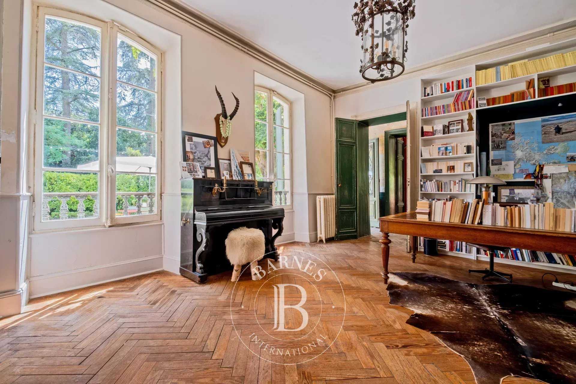 Langoiran  - Property 6 Bedrooms