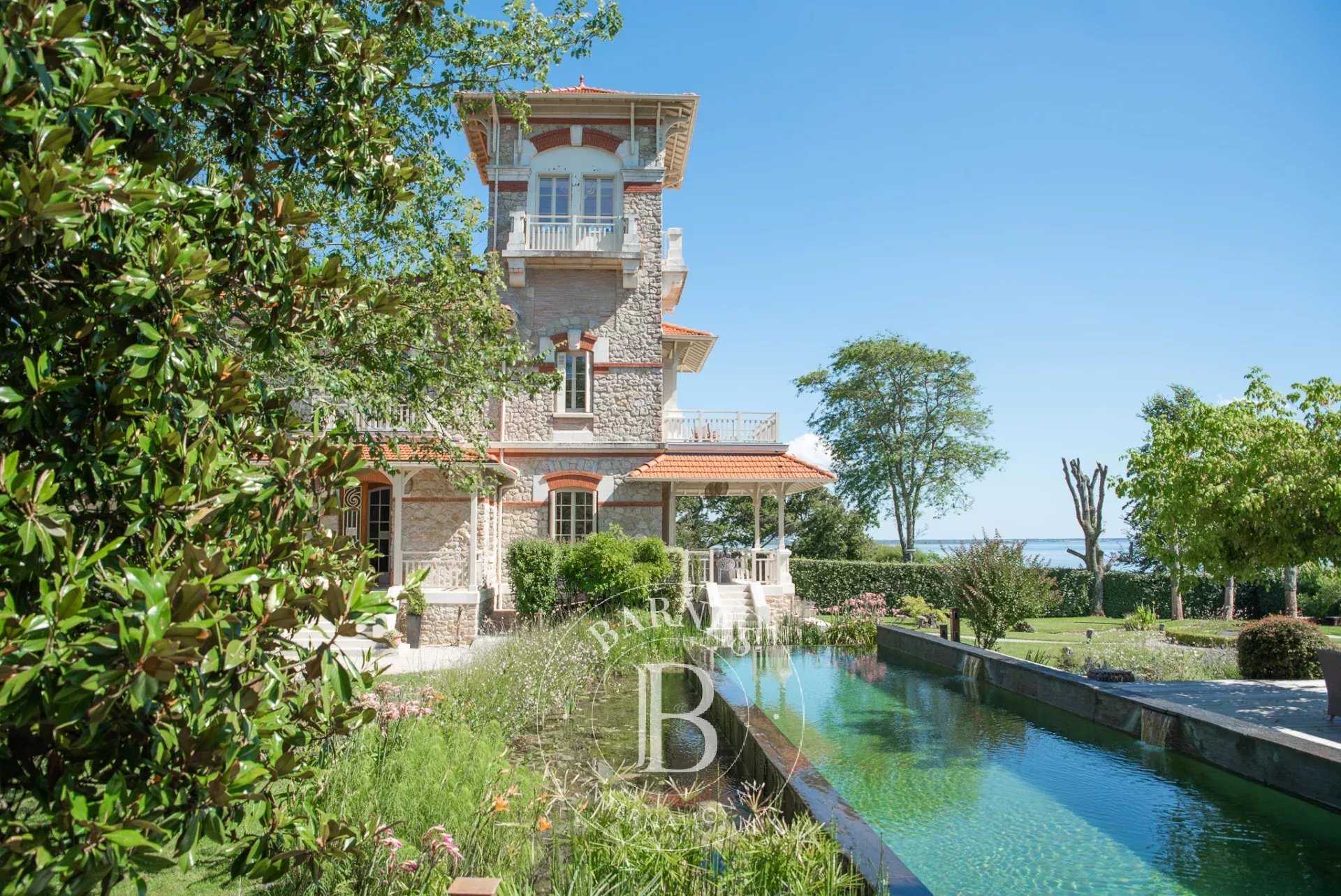 EMBLEMATIC VILLA OF THE ?CASSY? BASIN WITH SWIMMING POOL AND PRIVATE ACCESS TO THE BEACH - CAPACITY 15 PEOPLE picture 20