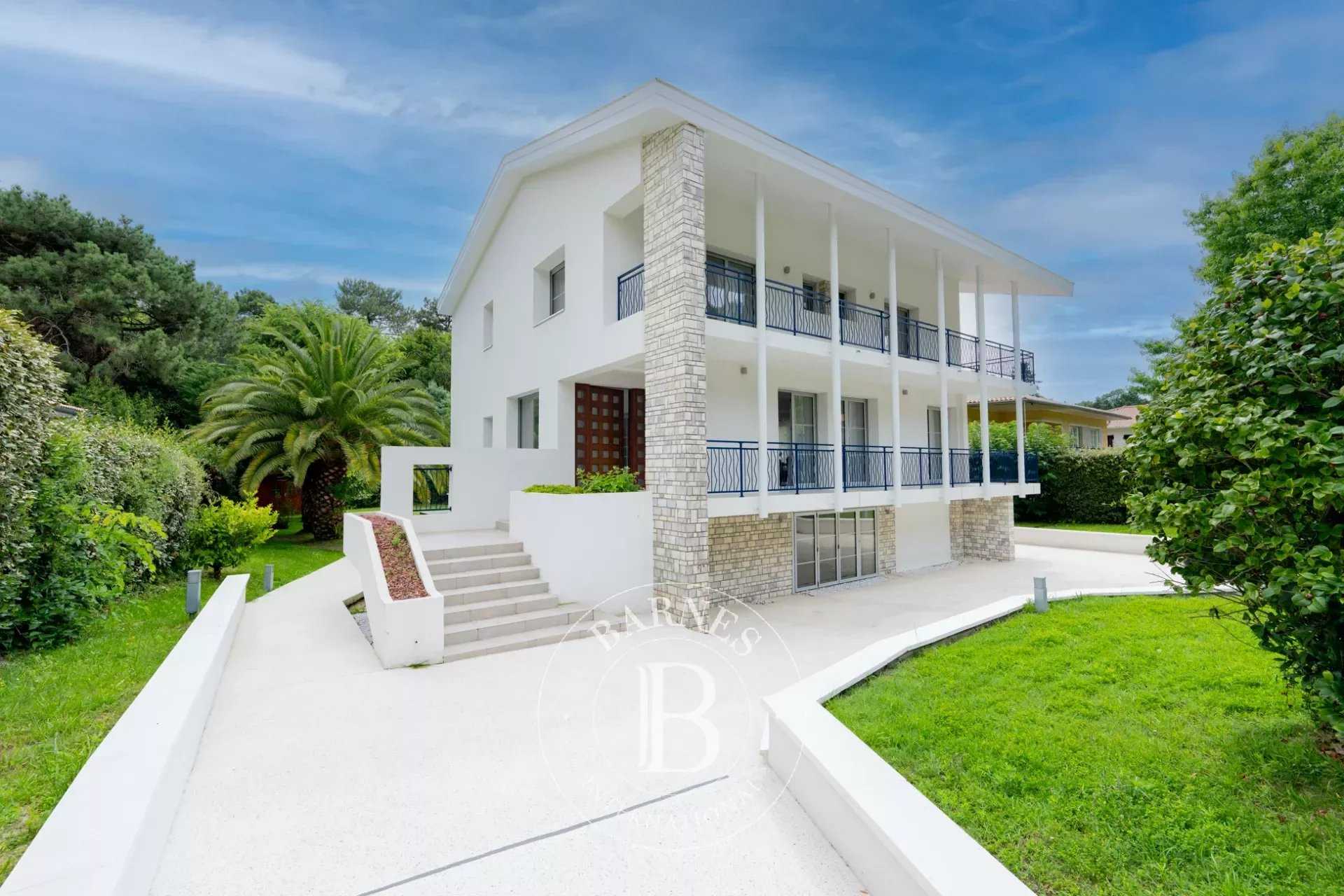 Villa Arcachon  -  ref 82983407 (picture 1)