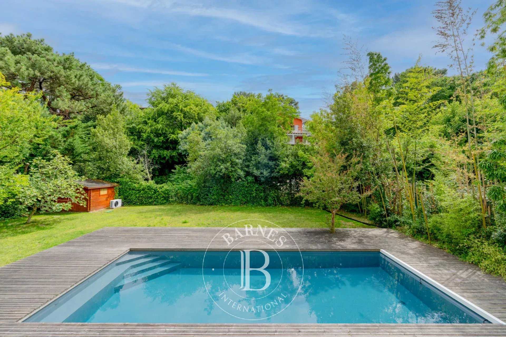 Villa Arcachon  -  ref 82983407 (picture 3)