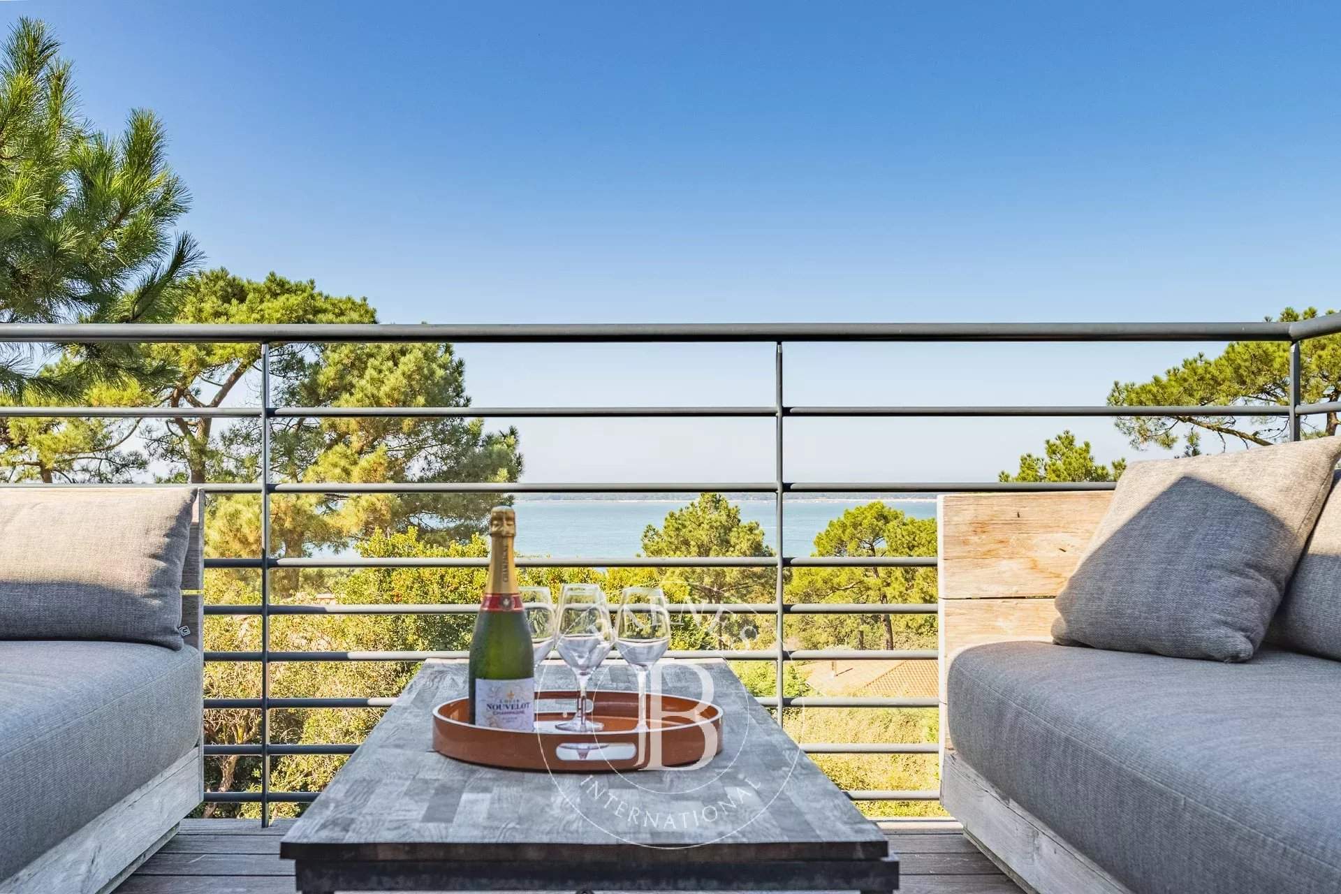 VILLA ?ETCHANI? WITH PANORAMIC BASSIN VIEW AND POOL IN PYLA-SUR-MER - SLEEPS 14 picture 9