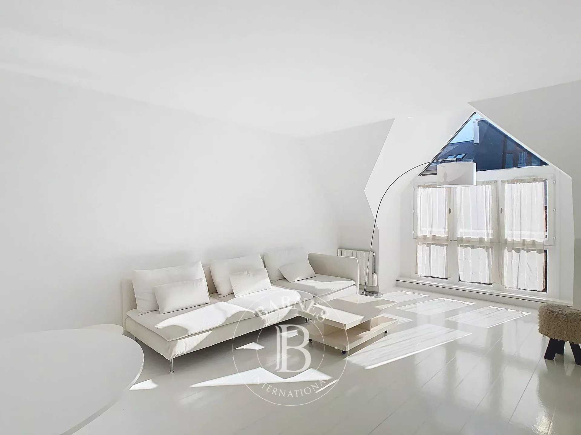 Apartment to rent 732 sq ft Paris 3 Archives € 3,890