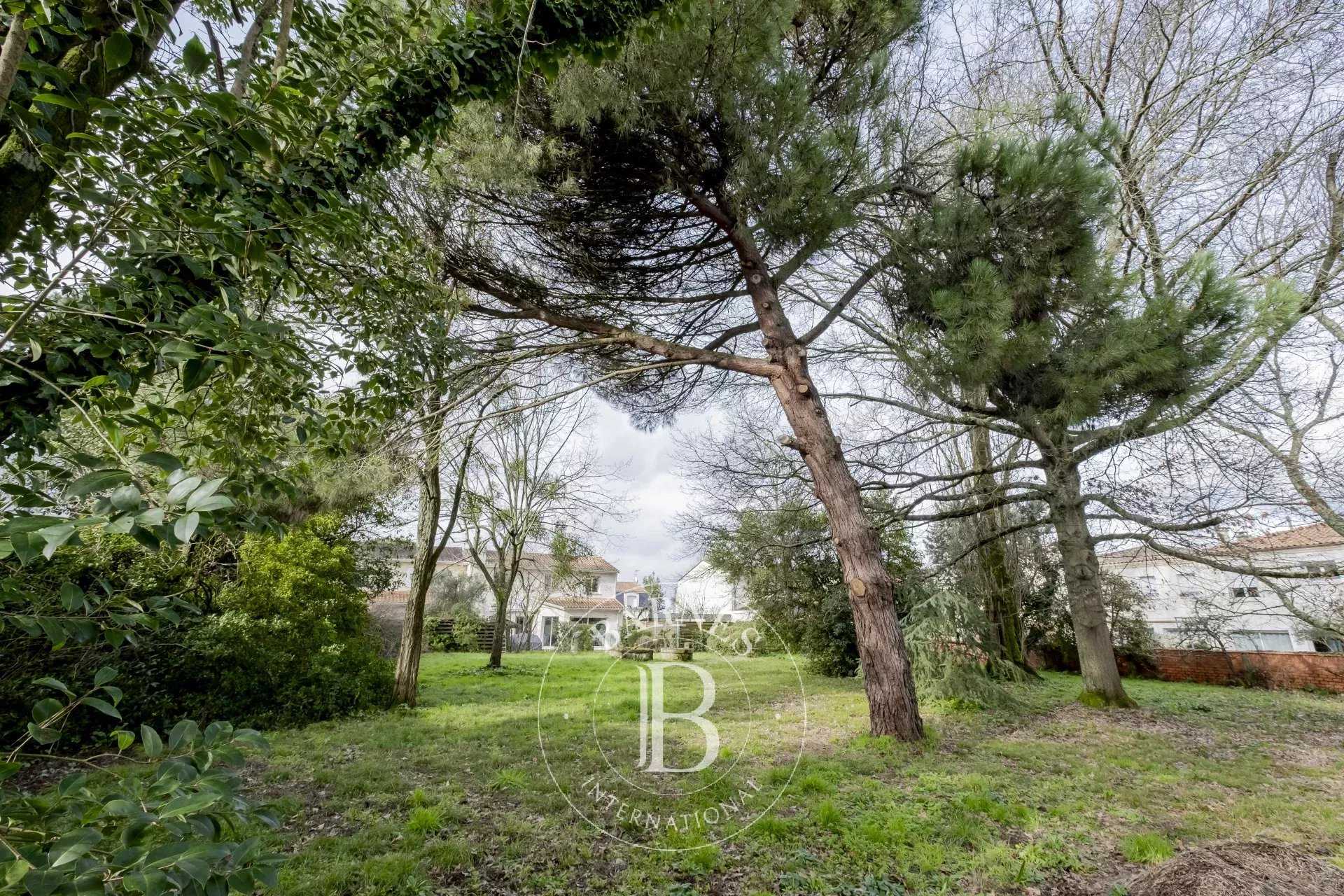 Bordeaux  - Maison 9 Pièces 4 Chambres