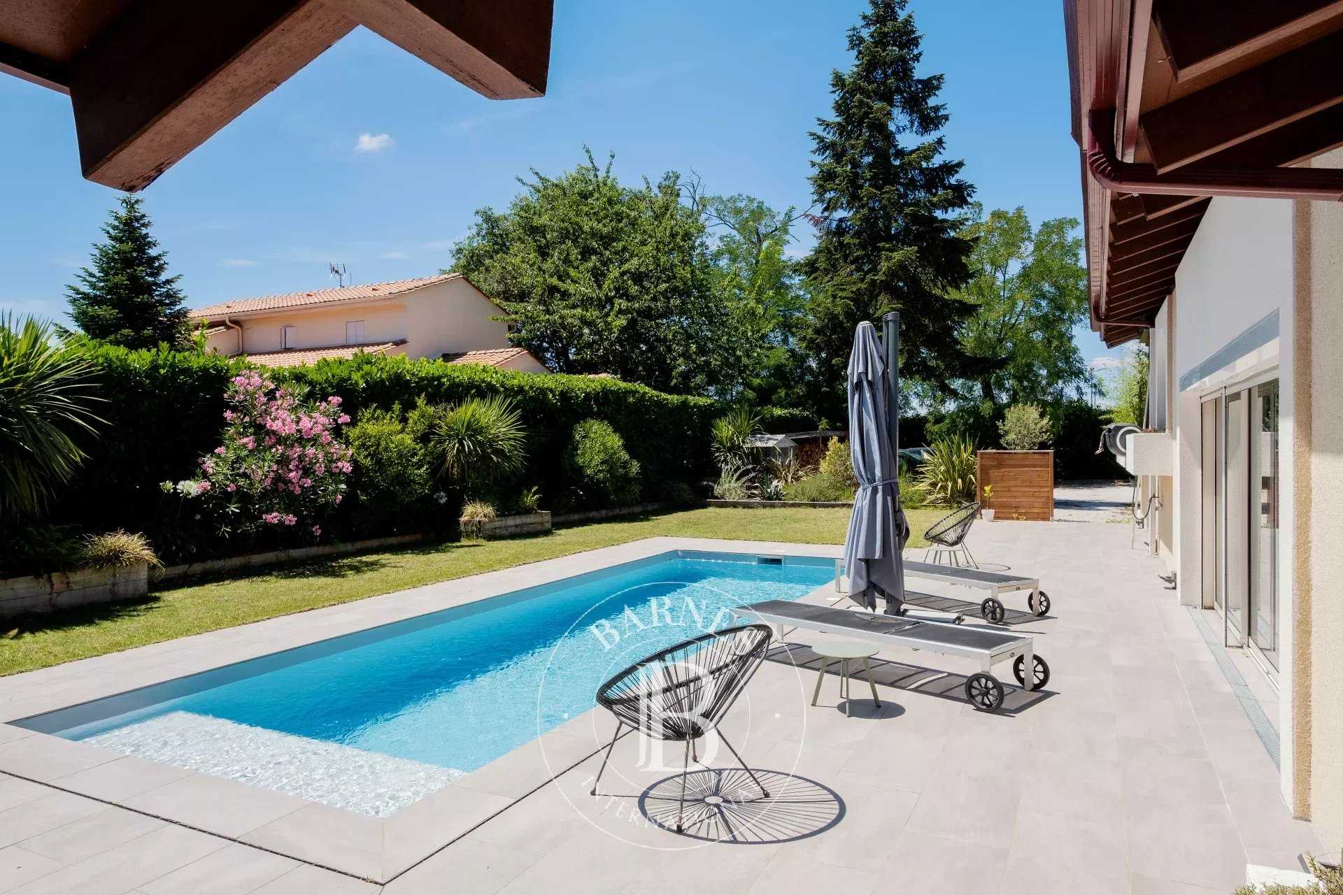 Mérignac  - Maison 7 Pièces 4 Chambres