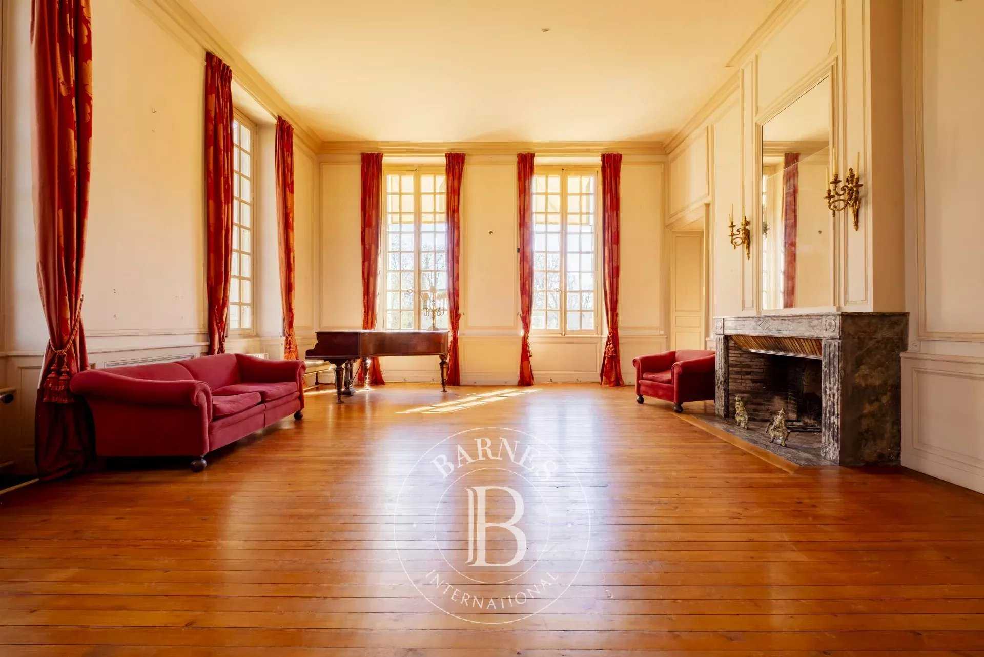 Mérignac  - Maison 8 Pièces 5 Chambres