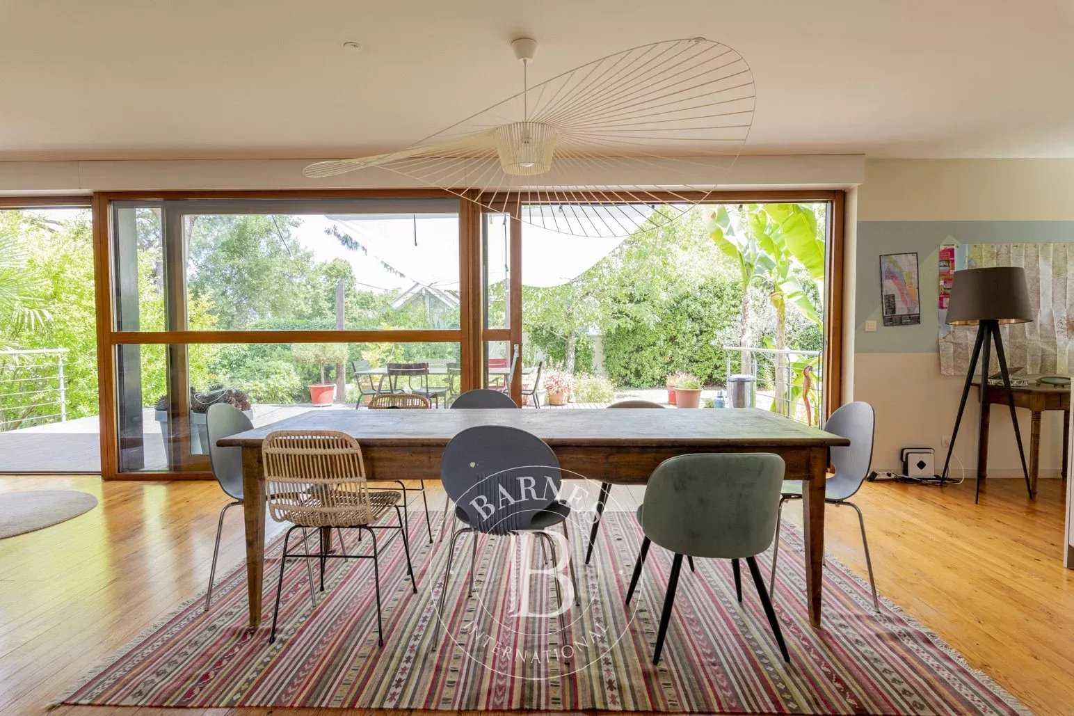 Talence  - Maison 10 Pi&egrave;ces 5 Chambres