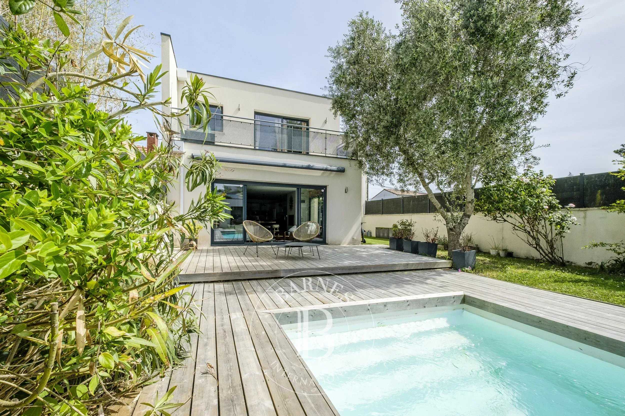 Bordeaux  - Maison 6 Pi&egrave;ces 5 Chambres