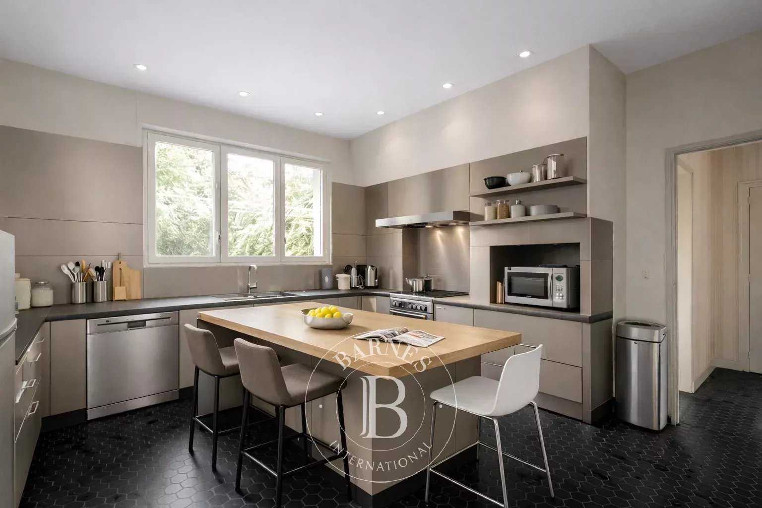 Bordeaux  - Maison 9 Pi&egrave;ces 4 Chambres