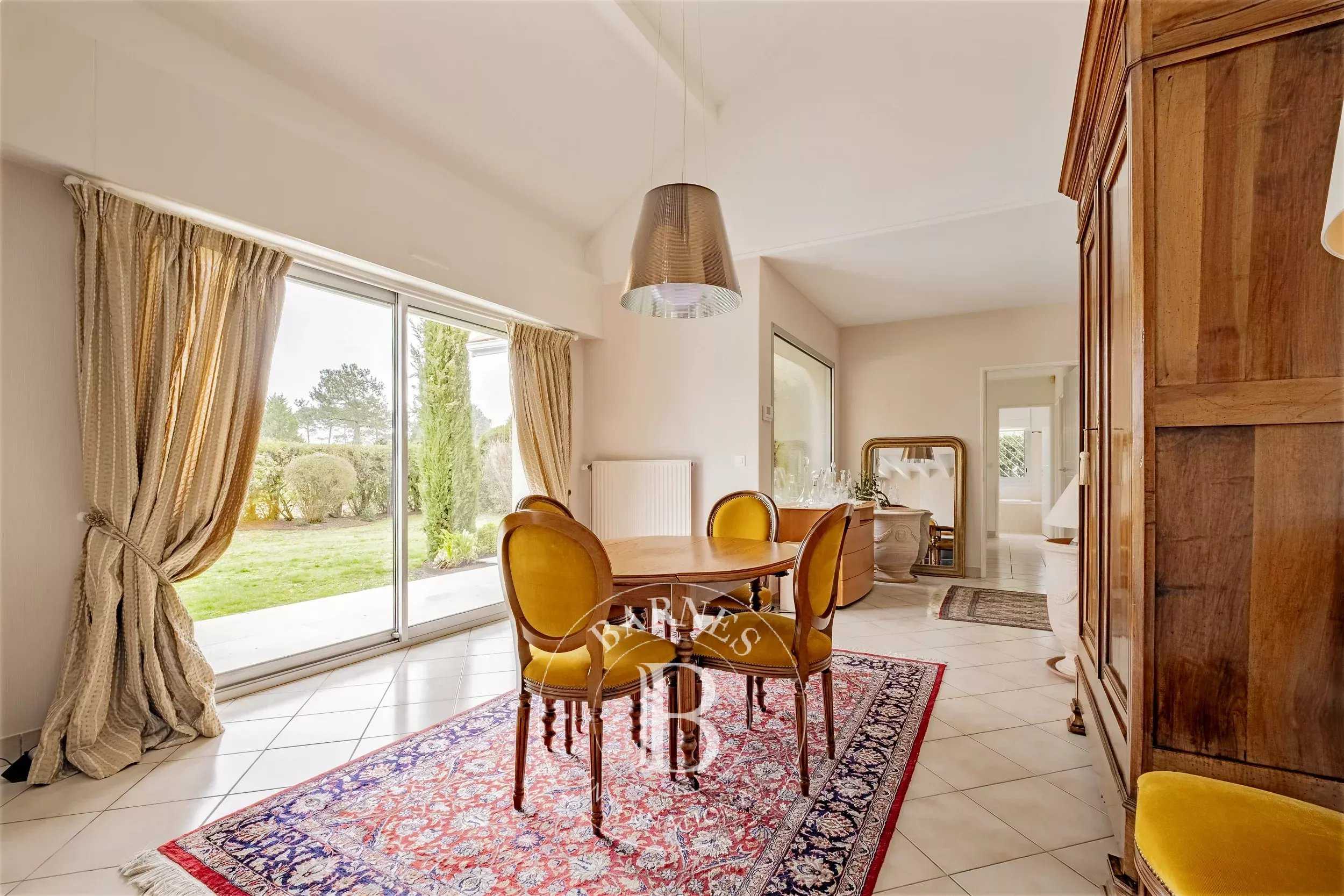 Pessac  - Maison 8 Pi&egrave;ces 3 Chambres