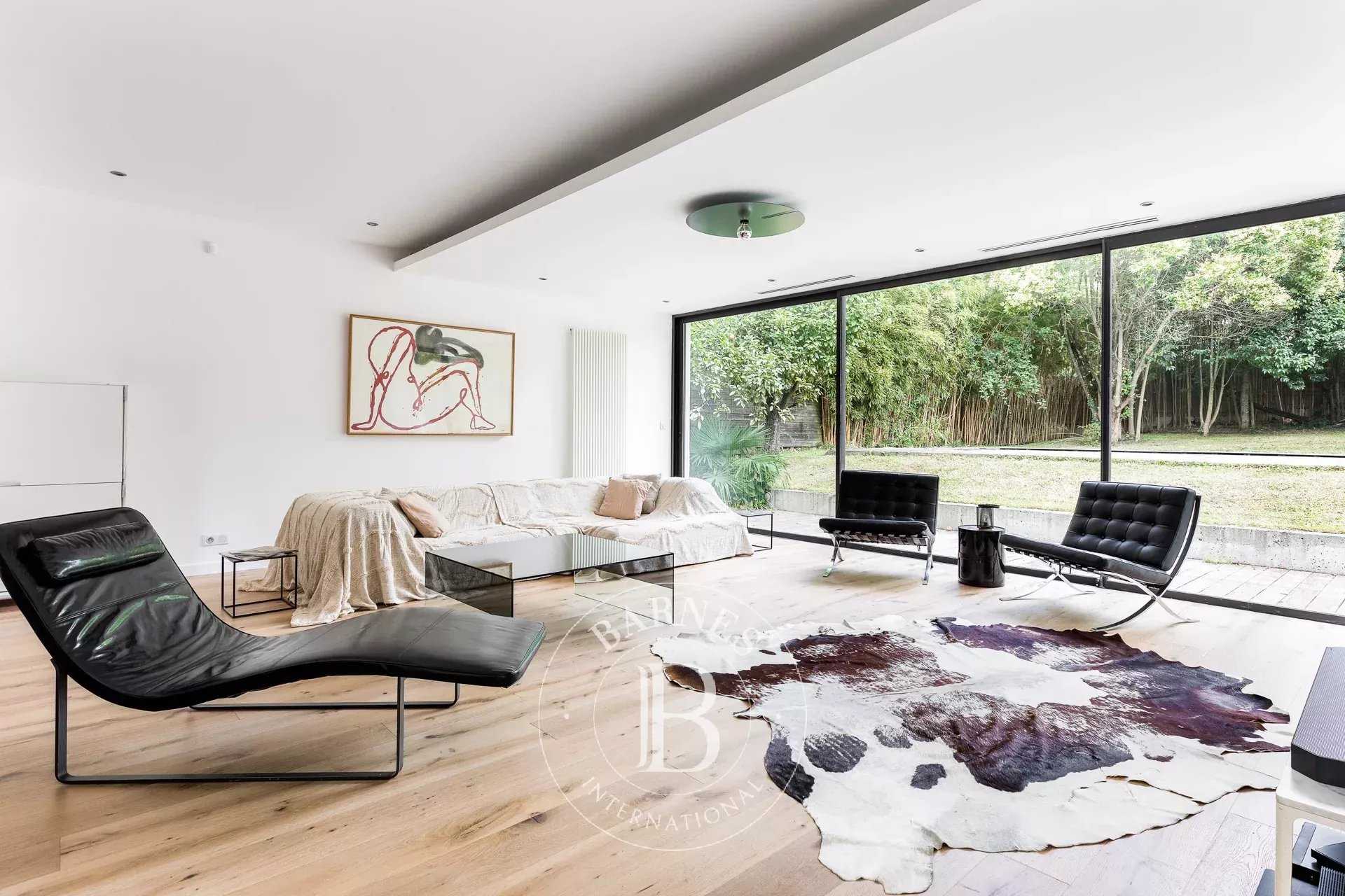 CÔTE PAVÉE MAISON CONTEMPORAINE AVEC JARDIN ET PISCINE