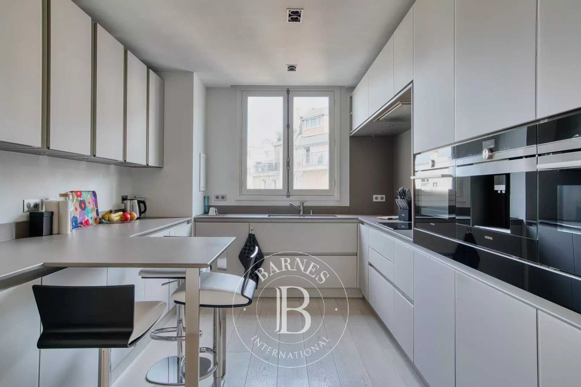 Paris  - Appartement 5 Pièces 3 Chambres