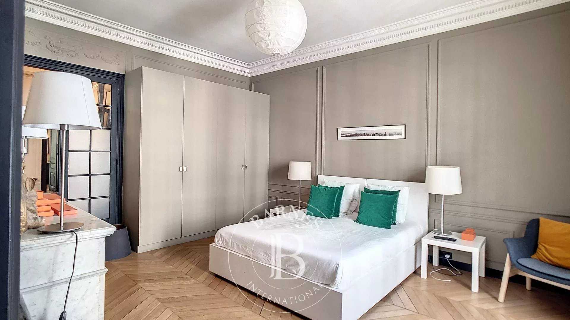 Paris  - Appartement 5 Pièces 4 Chambres
