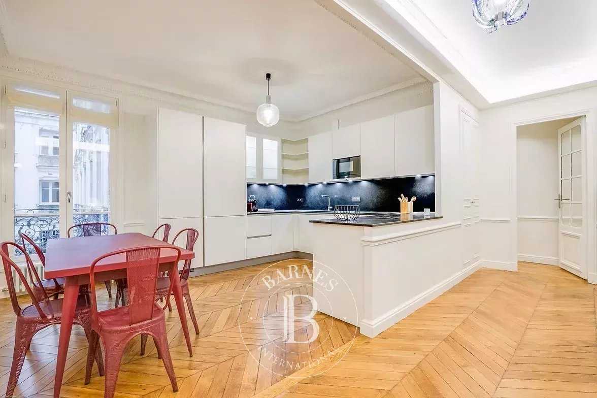 Paris  - Appartement 5 Pièces 3 Chambres