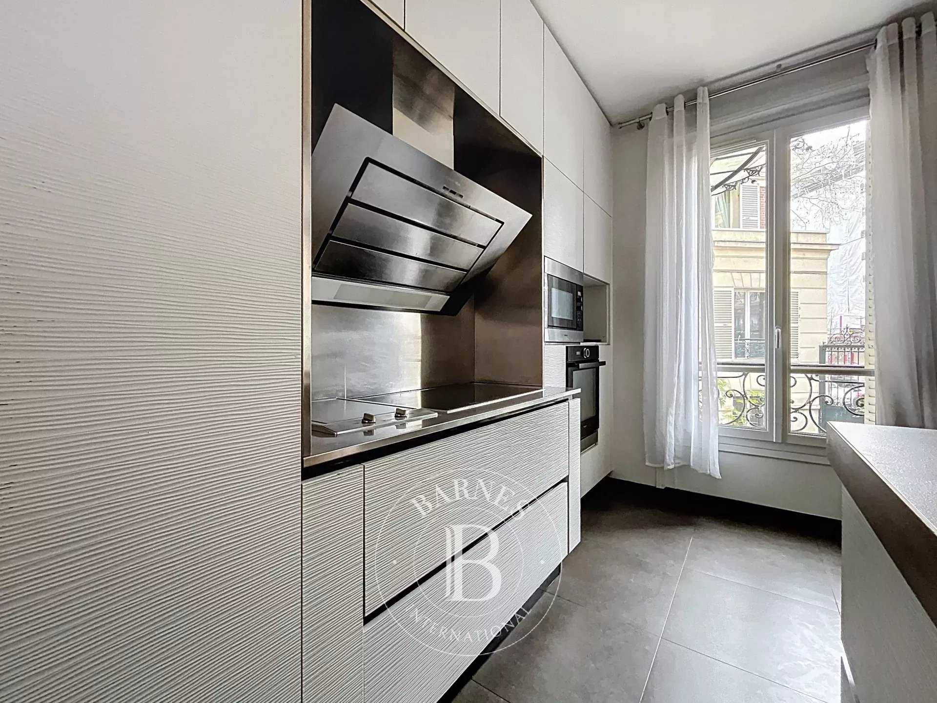 Paris  - Appartement 8 Pièces 5 Chambres