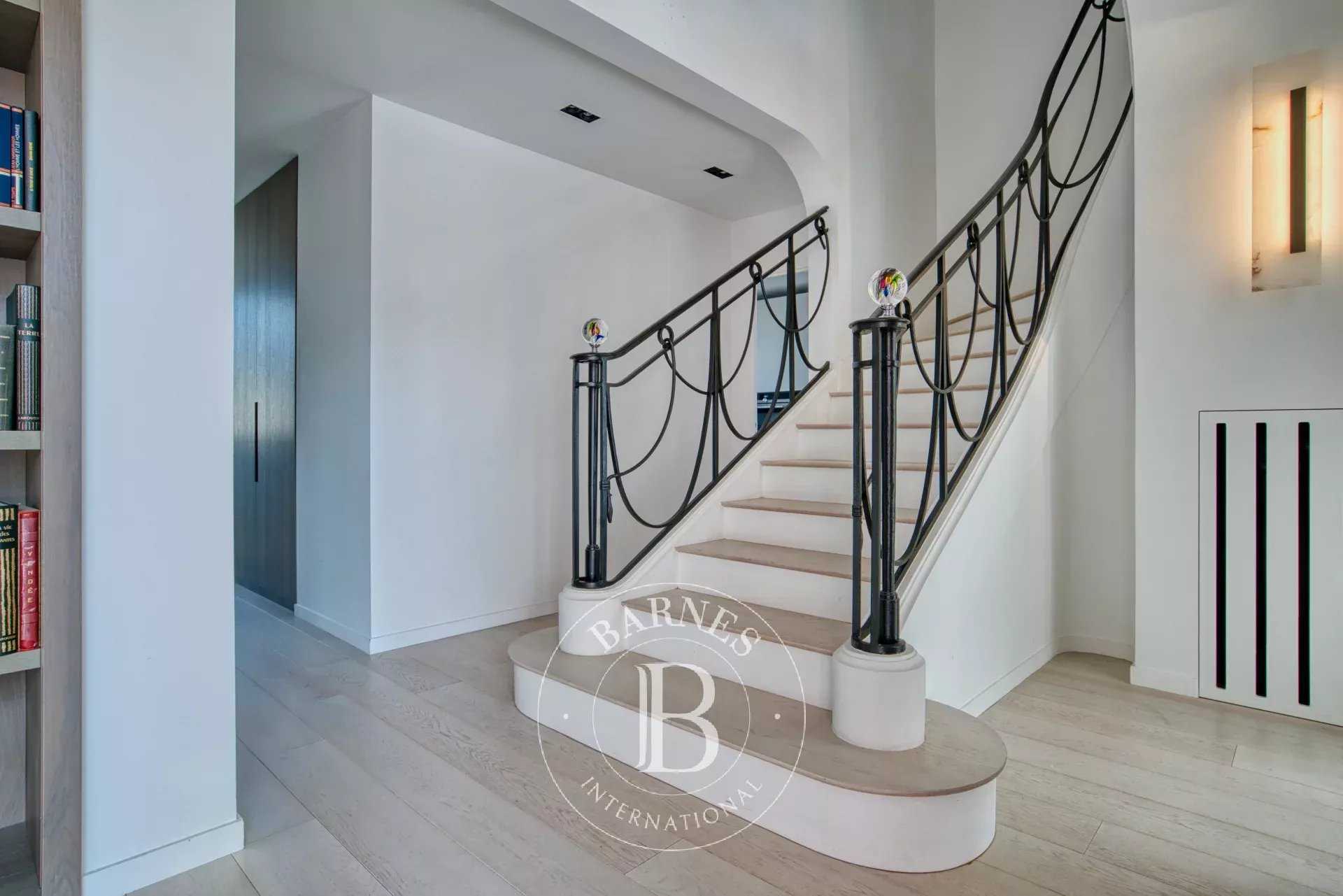 Paris  - Appartement 5 Pièces 3 Chambres