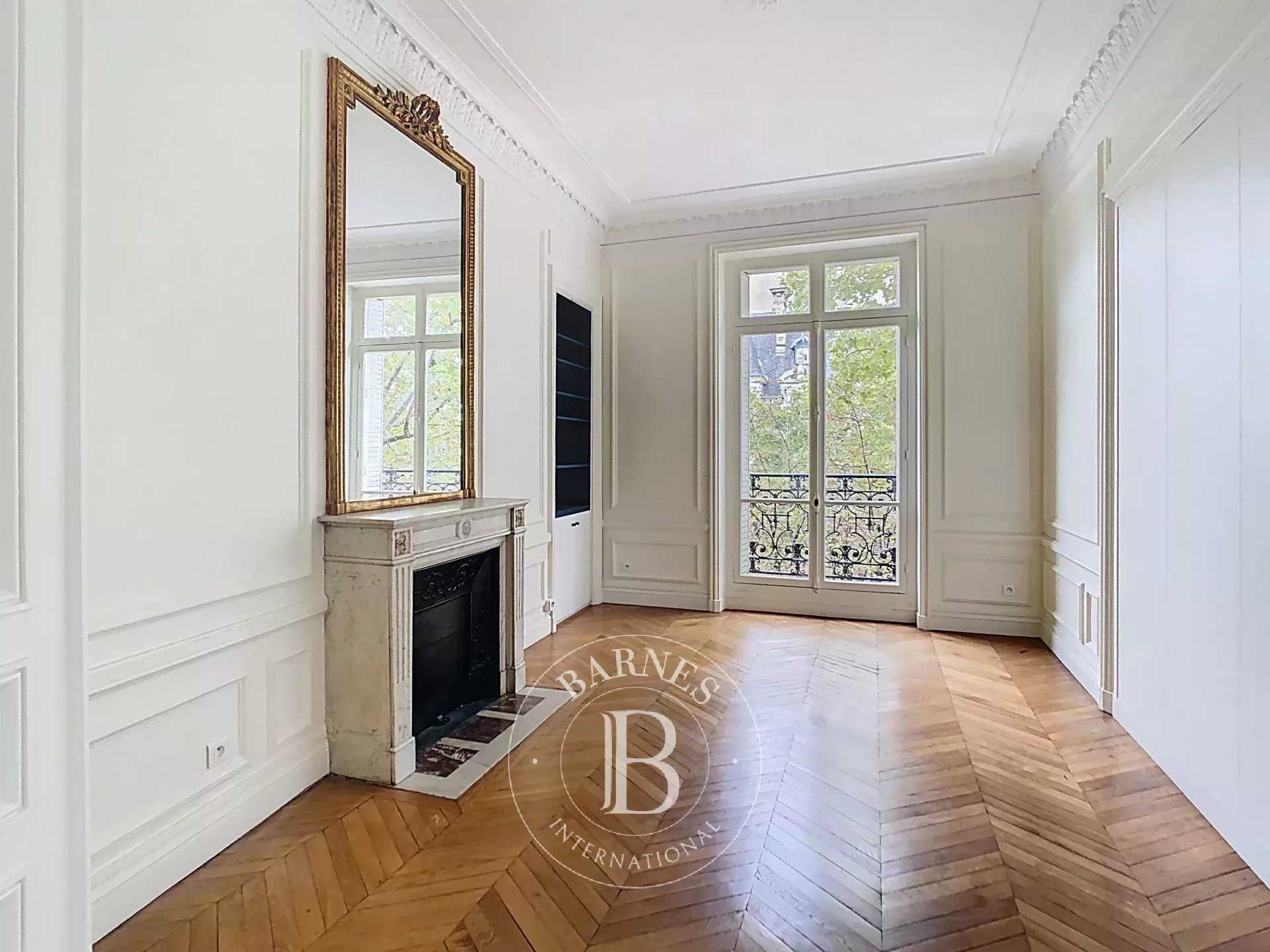 Paris  - Appartement 7 Pièces 4 Chambres