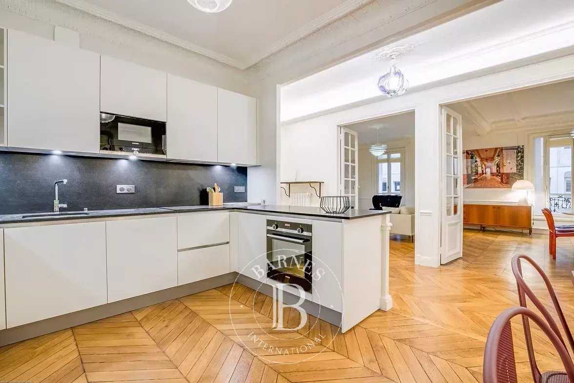 Paris  - Appartement 5 Pièces 3 Chambres