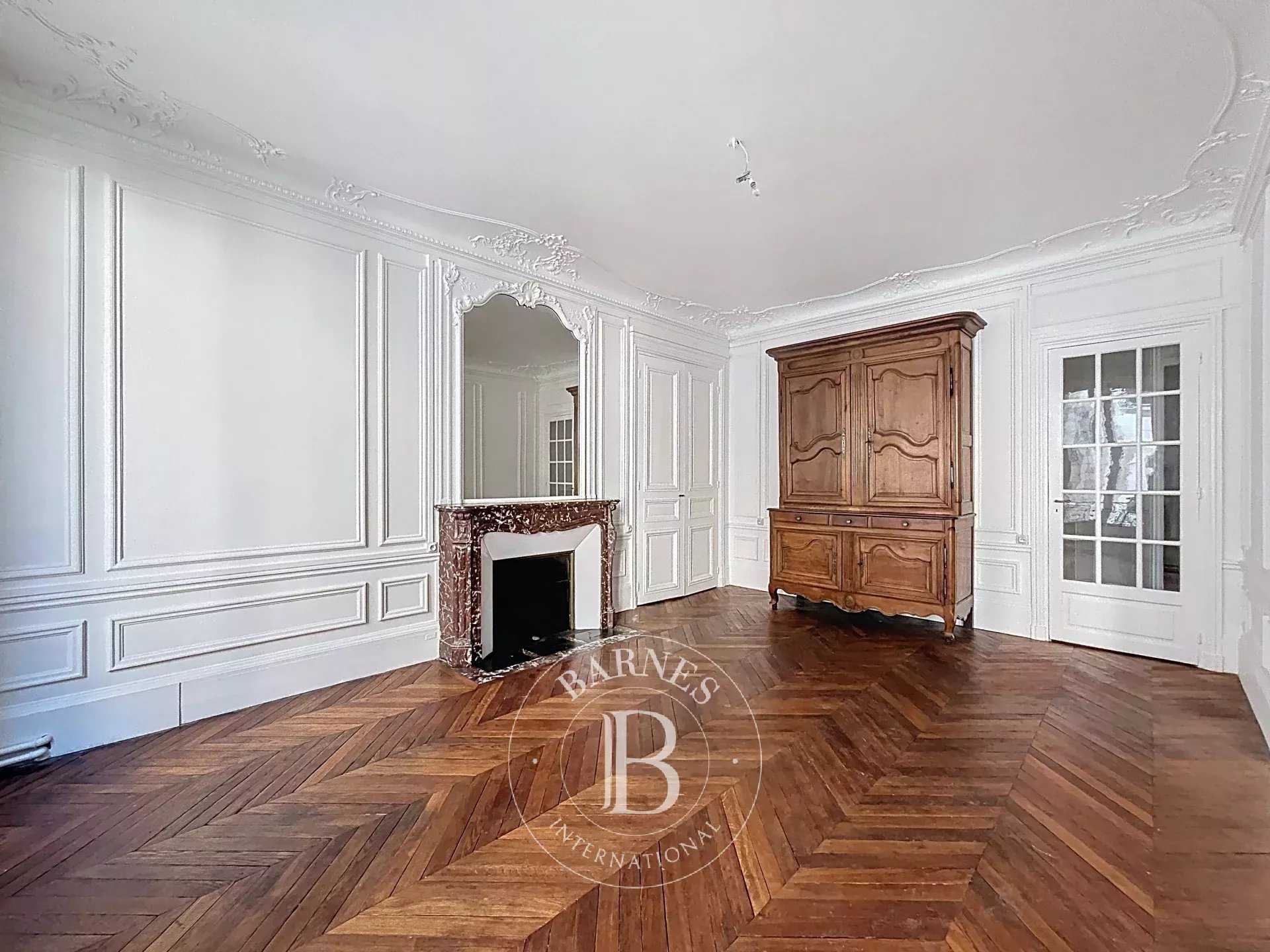 Paris  - Appartement 5 Pièces 3 Chambres
