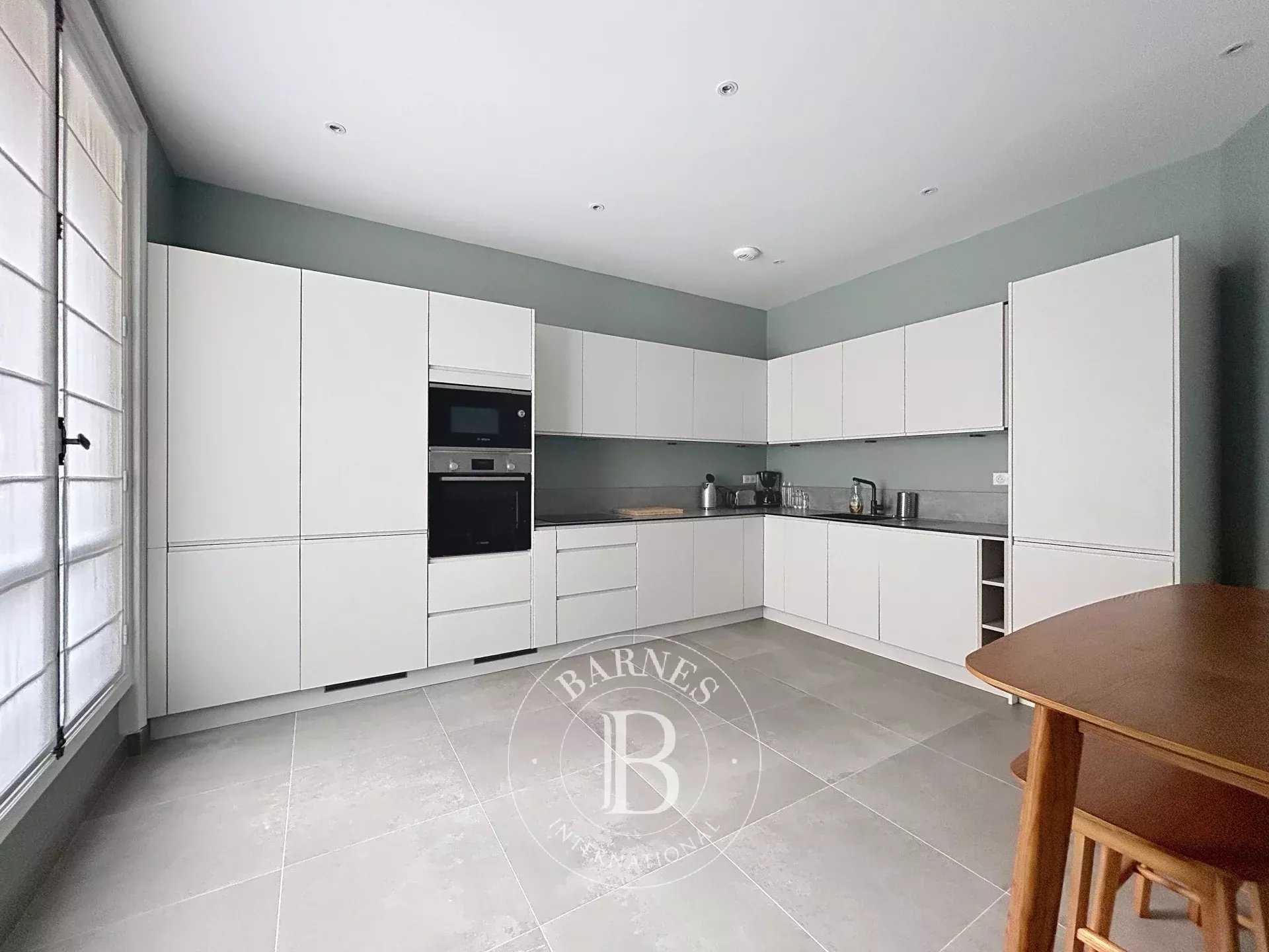 Paris  - Appartement 6 Pi&egrave;ces 4 Chambres