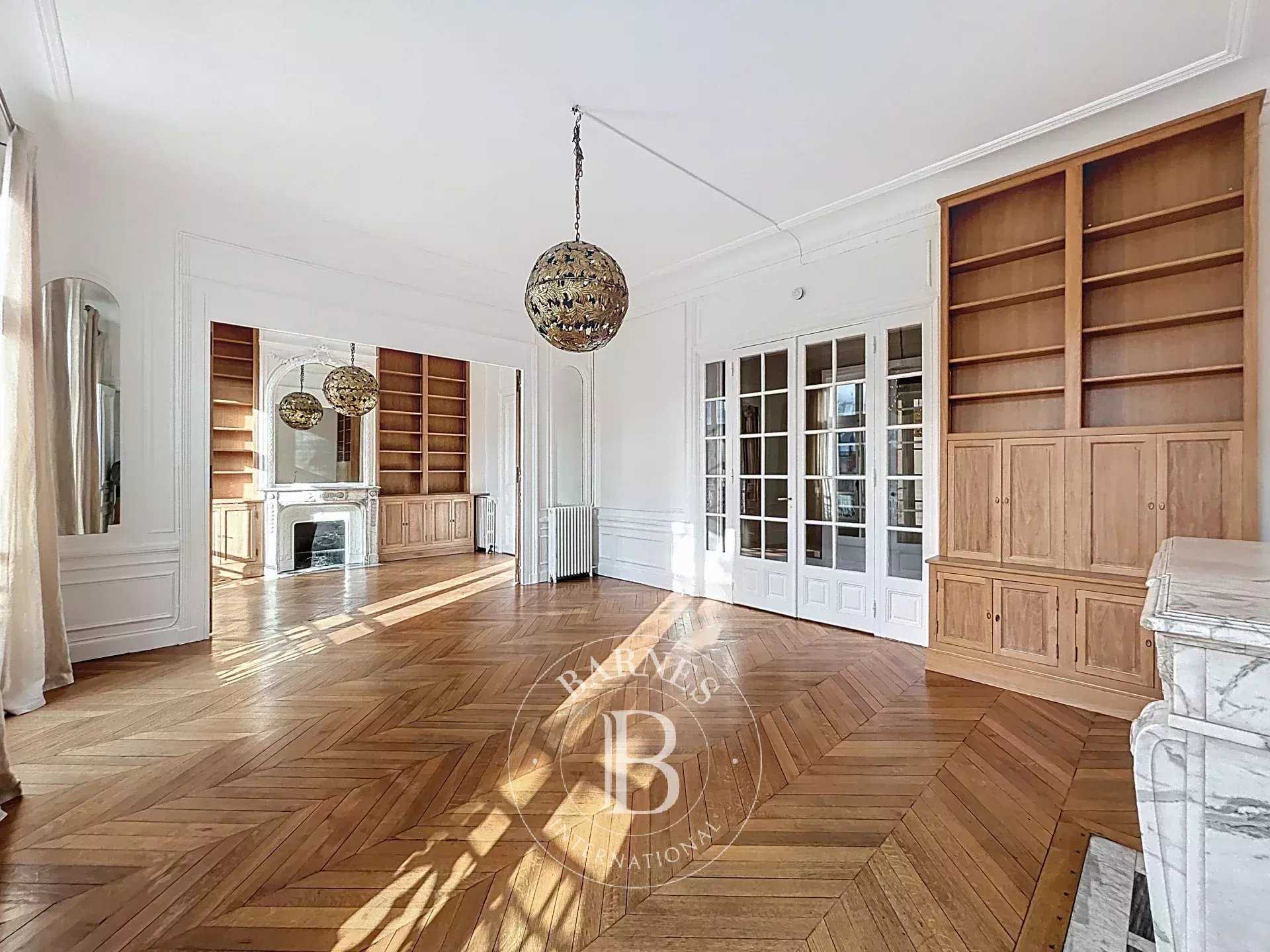 Paris  - Appartement 6 Pièces 4 Chambres