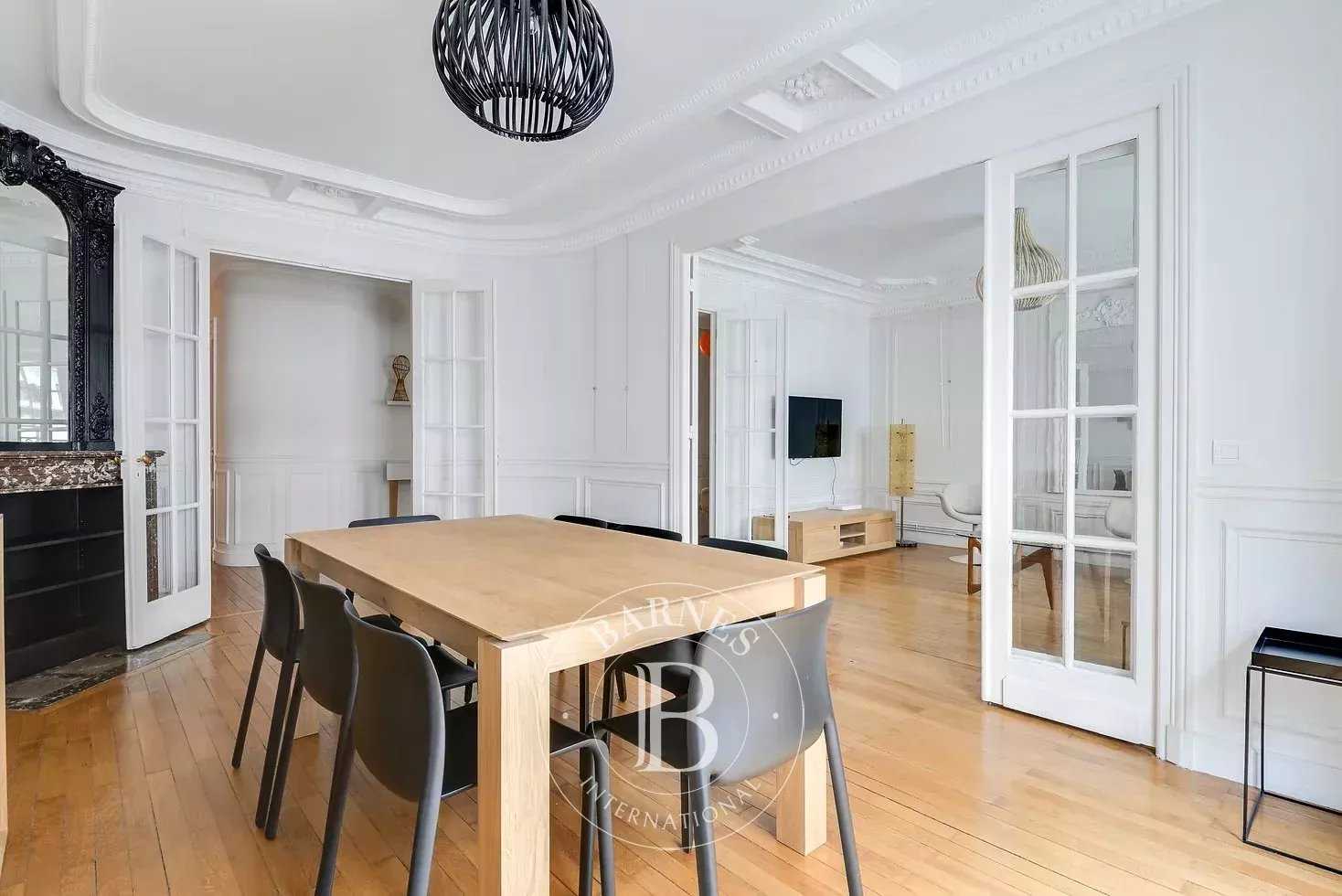 Paris  - Appartement 5 Pièces 3 Chambres