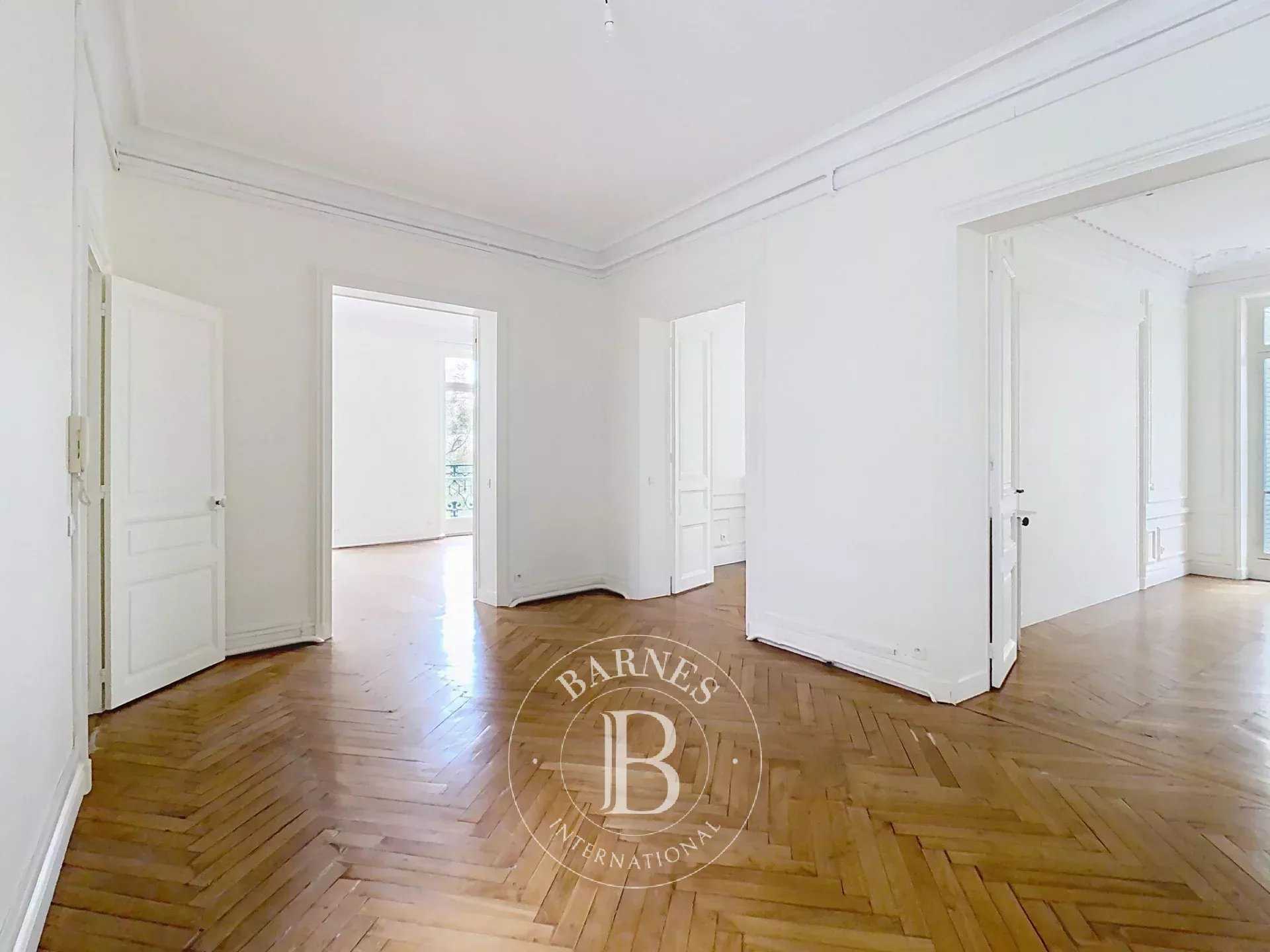 Paris  - Appartement 7 Pièces 4 Chambres