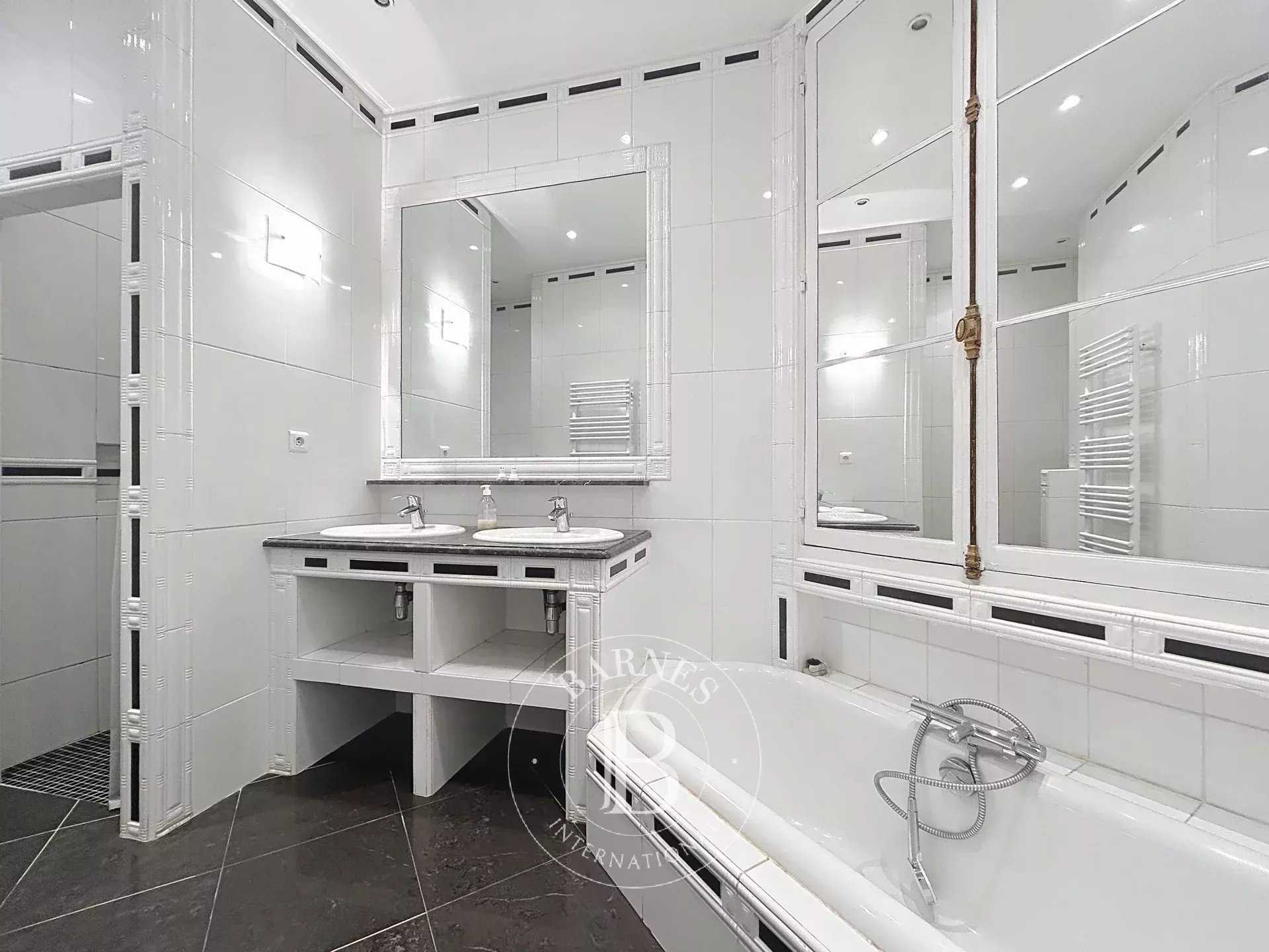 Paris  - Appartement 5 Pièces 3 Chambres