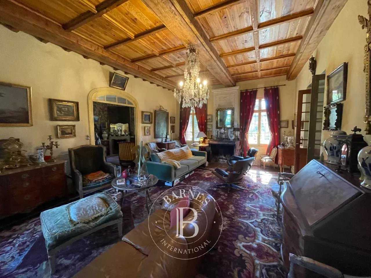 Perpignan  - Property 7 Bedrooms