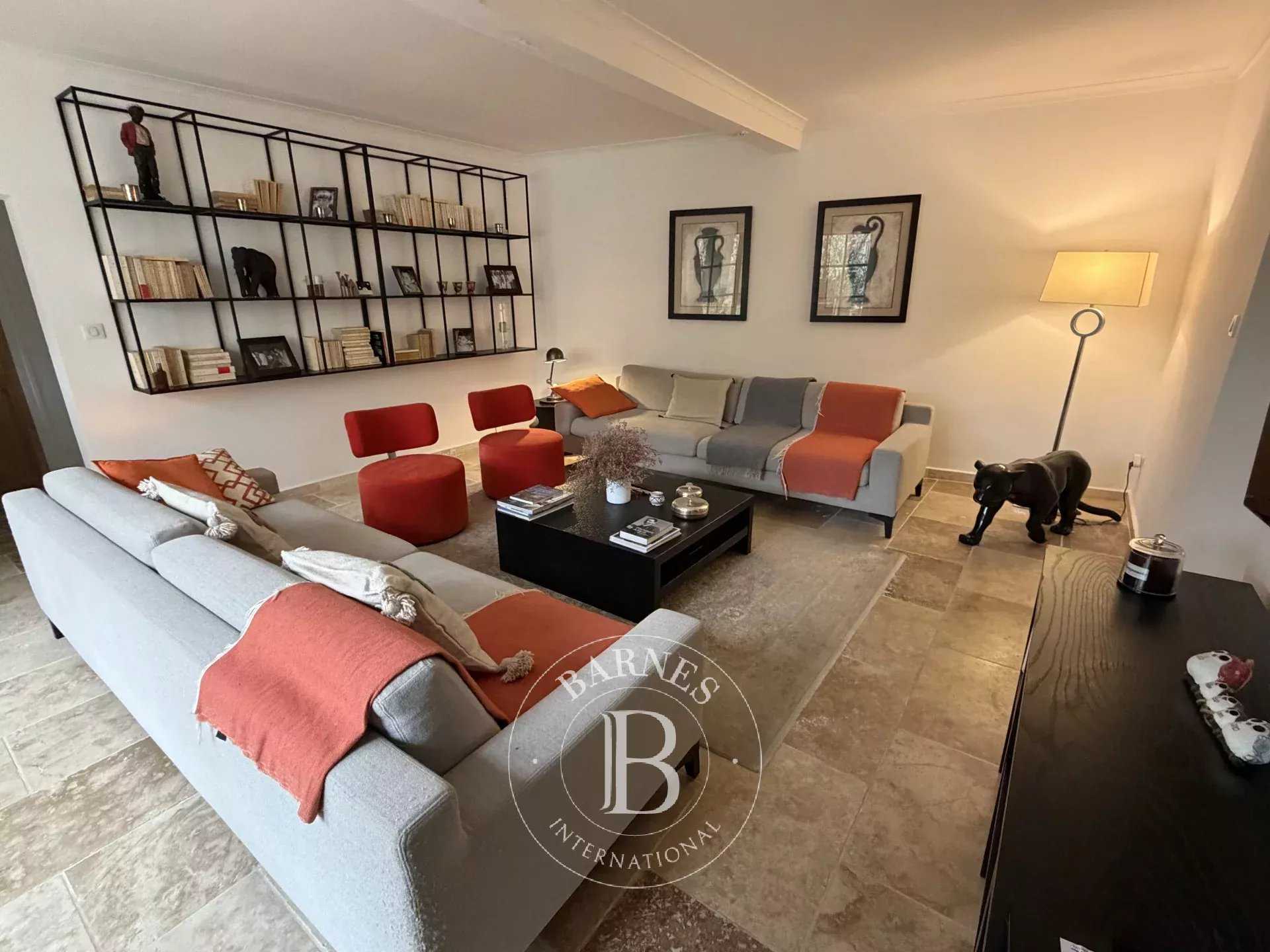 Nîmes  - Maison 10 Pi&egrave;ces 6 Chambres