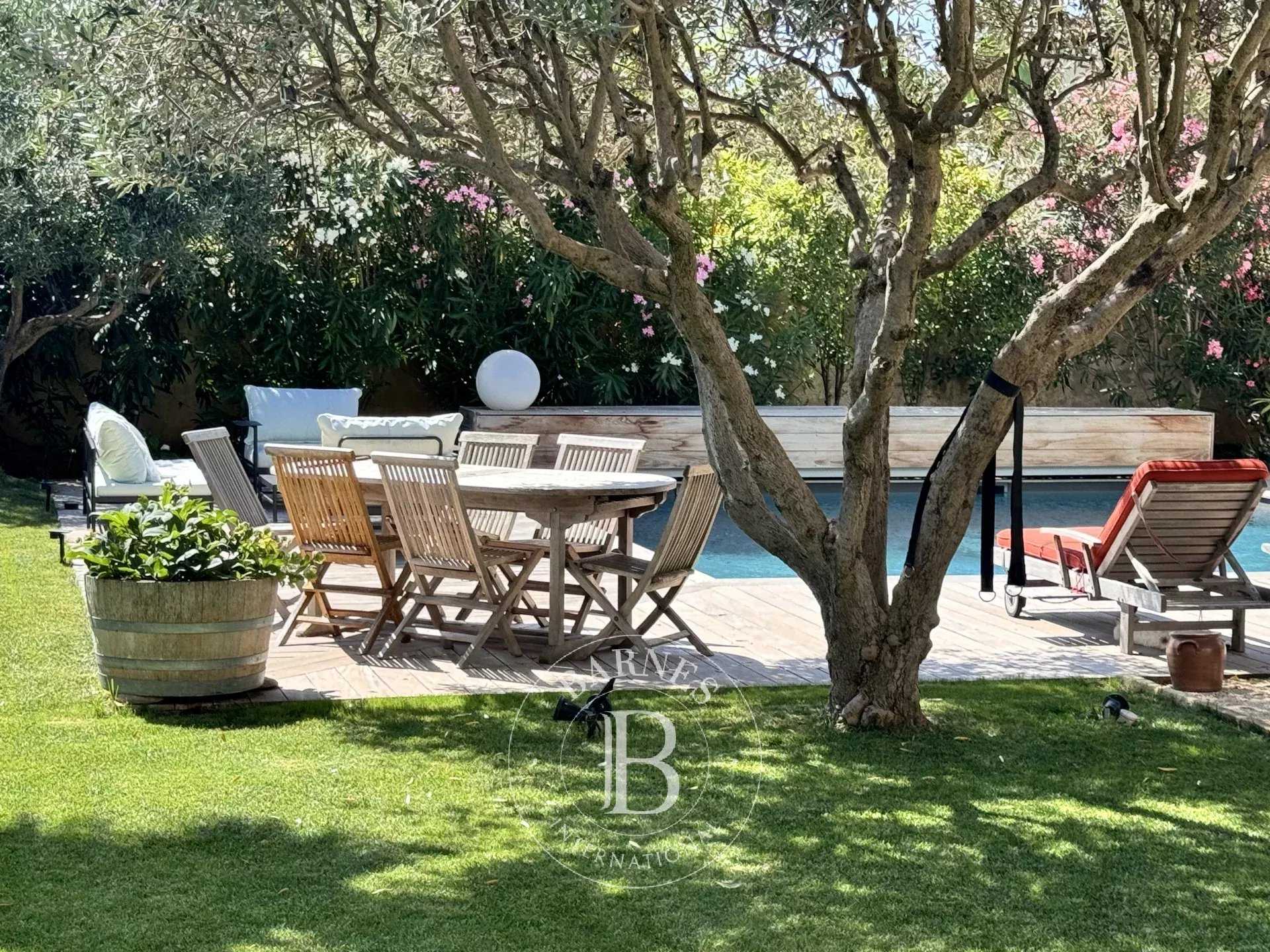 Nîmes  - Maison 10 Pi&egrave;ces 6 Chambres