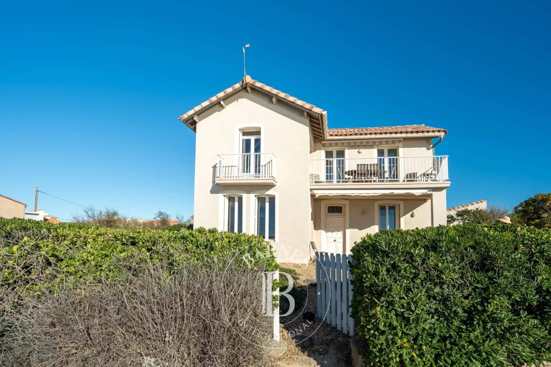 Agde  - Maison 7 Pièces 5 Chambres - picture 2