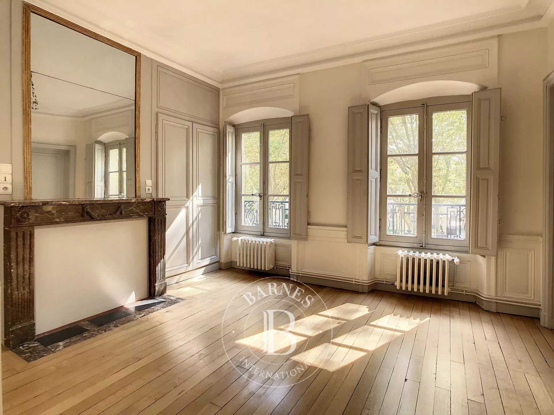 Versailles  - Apartment 5 Bedrooms