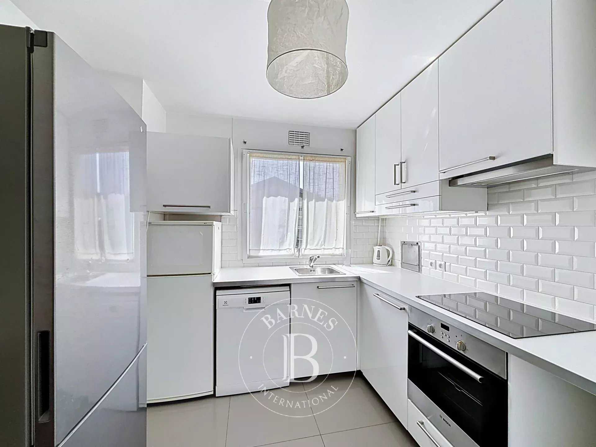 Paris  - Appartement 5 Pi&egrave;ces 3 Chambres