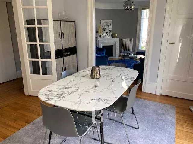 Paris  - Appartement 5 Pi&egrave;ces 3 Chambres