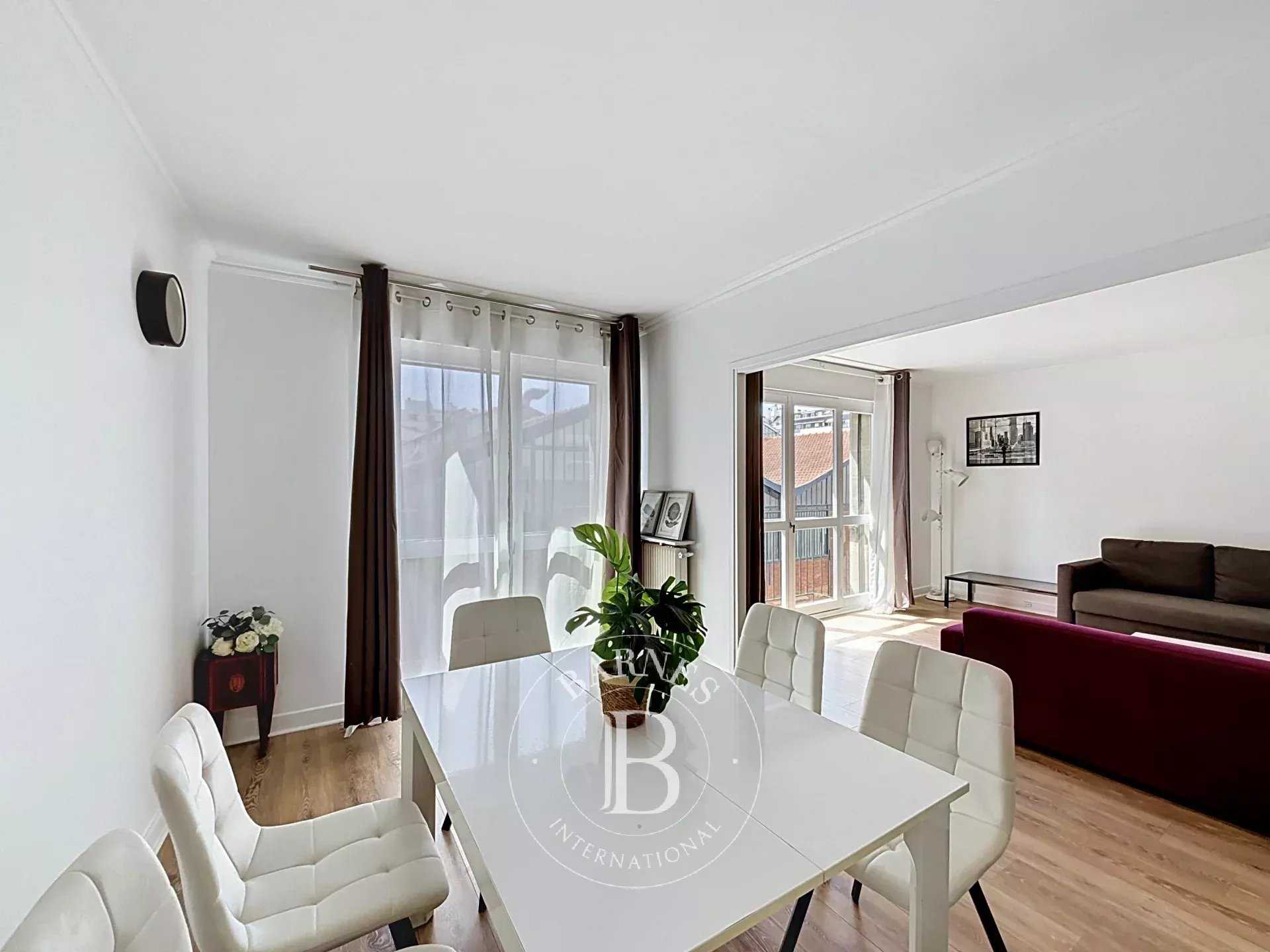 Paris  - Appartement 5 Pi&egrave;ces 3 Chambres