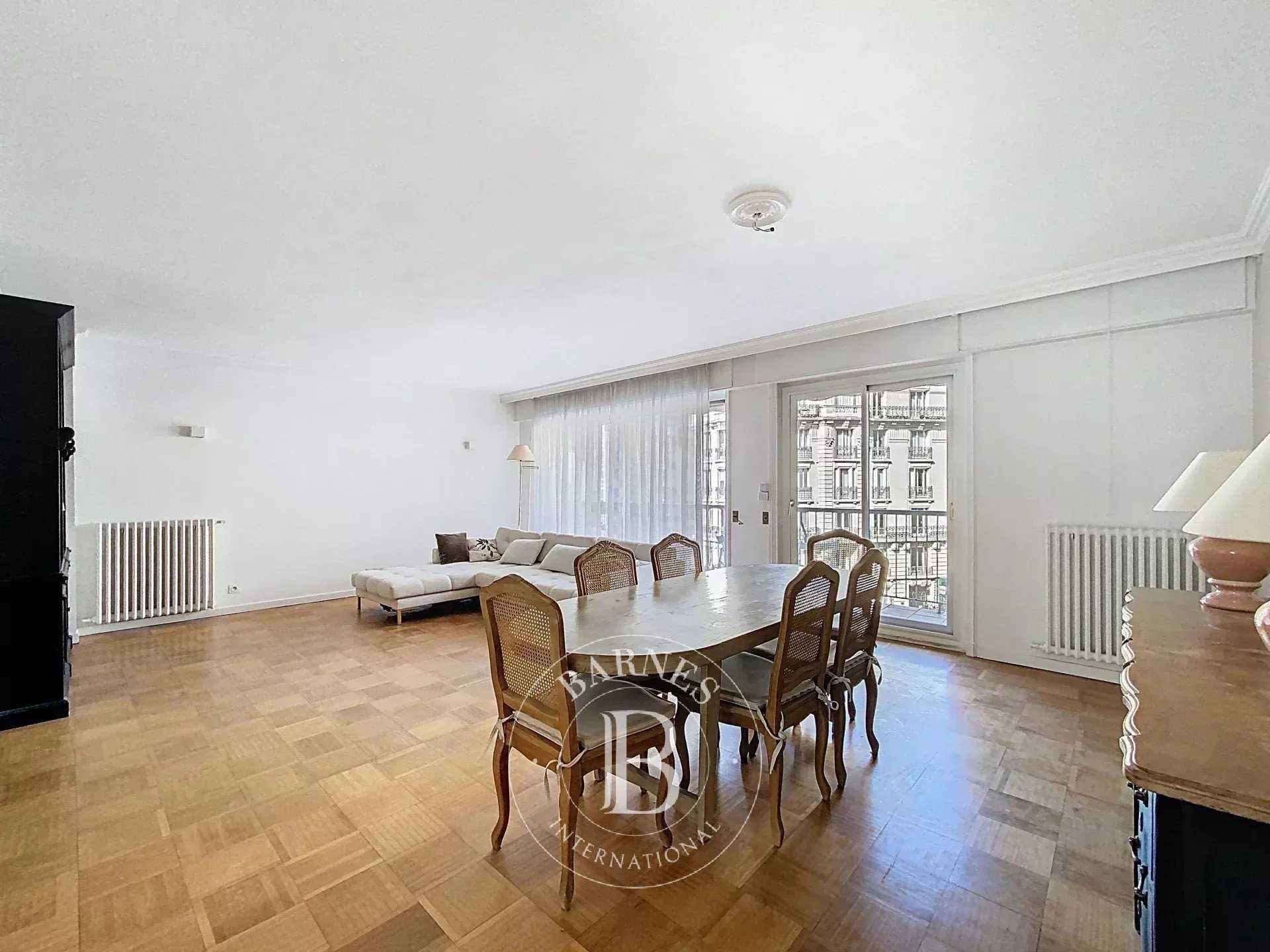 Paris  - Appartement 5 Pièces 3 Chambres