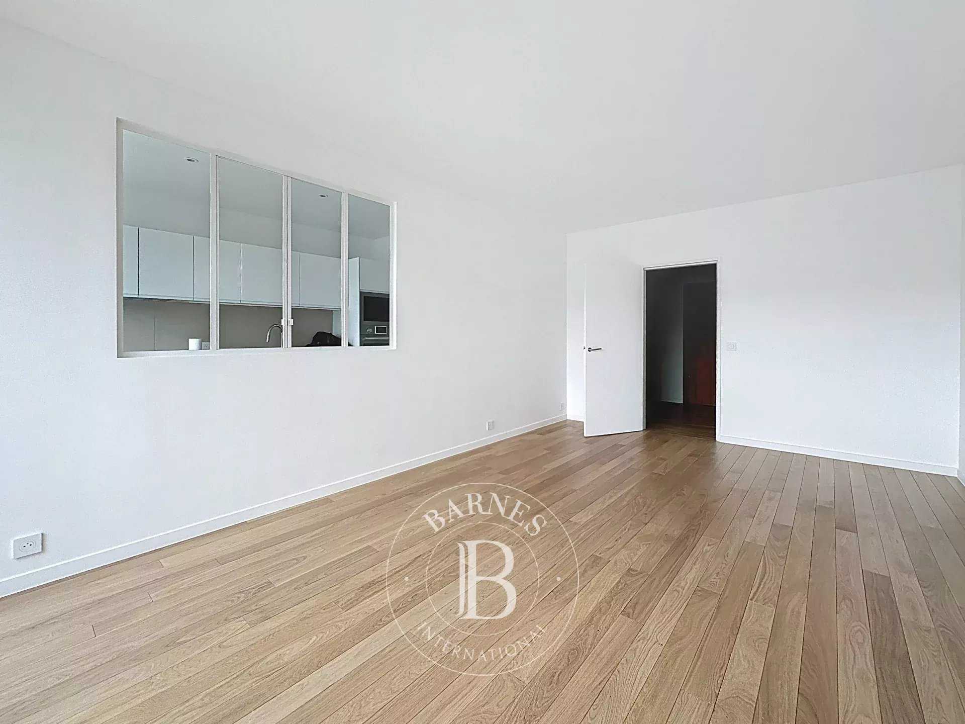 Paris  - Appartement 3 Pi&egrave;ces 2 Chambres