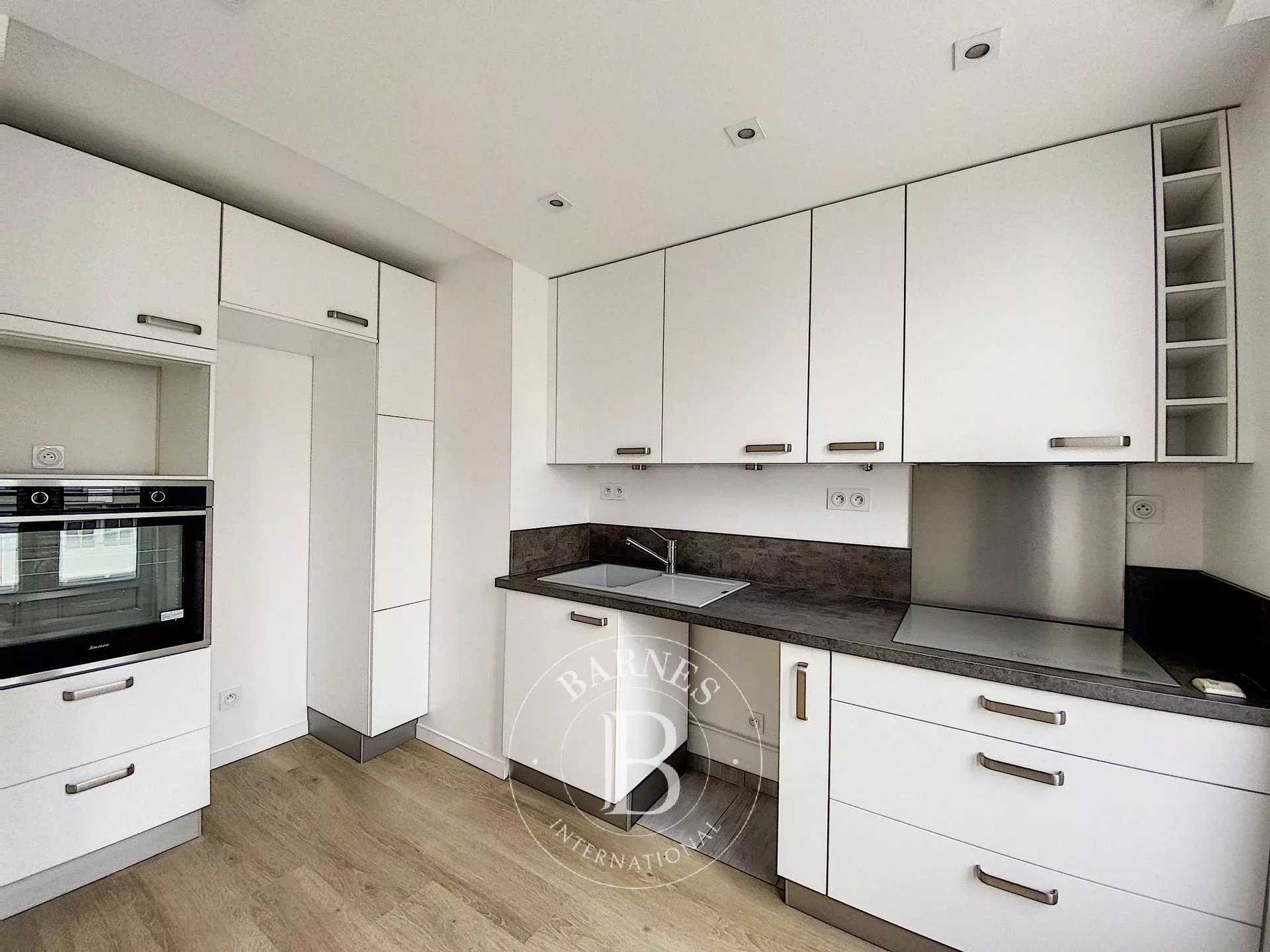 Paris  - Appartement 3 Pi&egrave;ces 2 Chambres