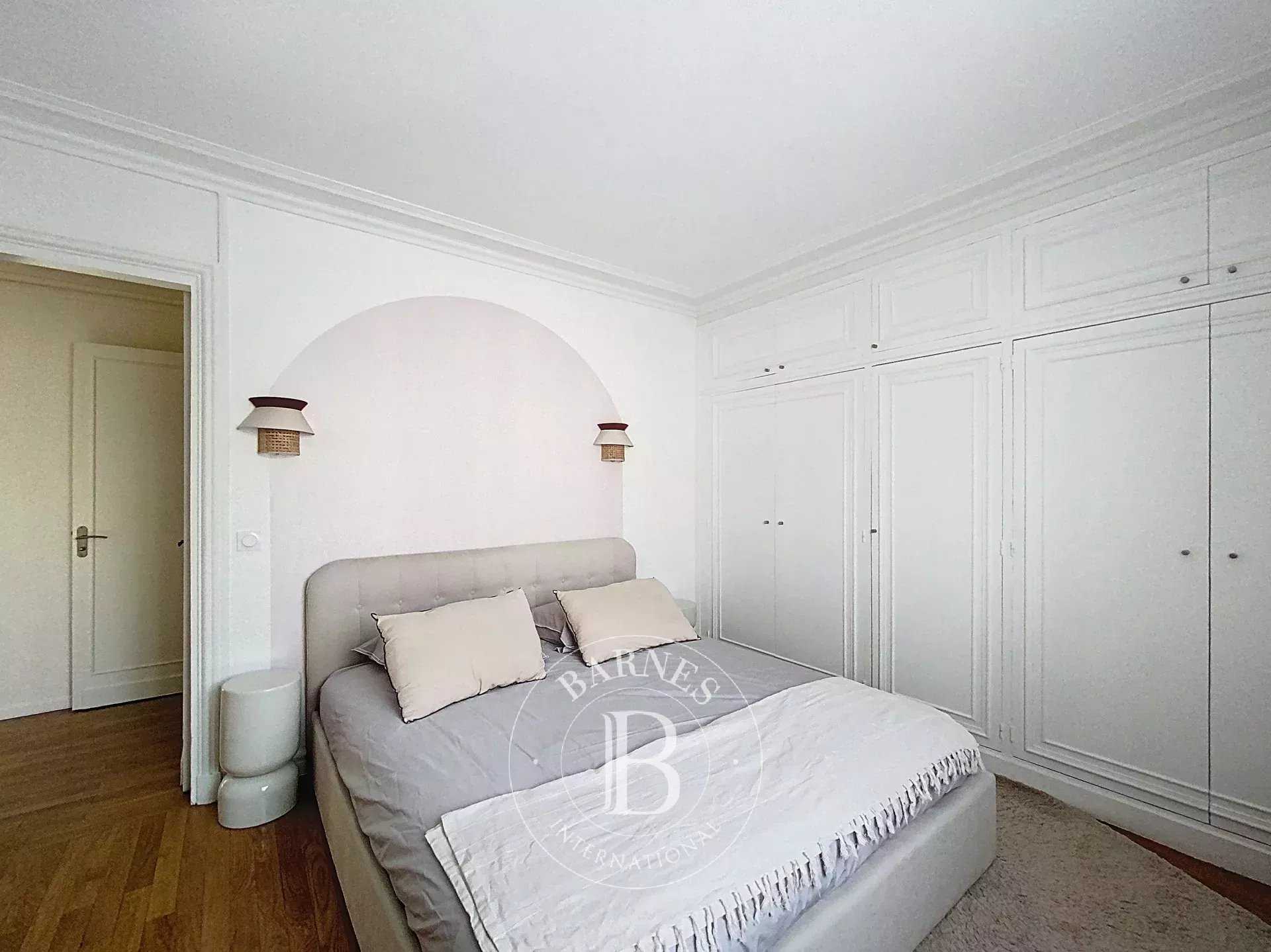 Paris  - Appartement 5 Pièces 3 Chambres