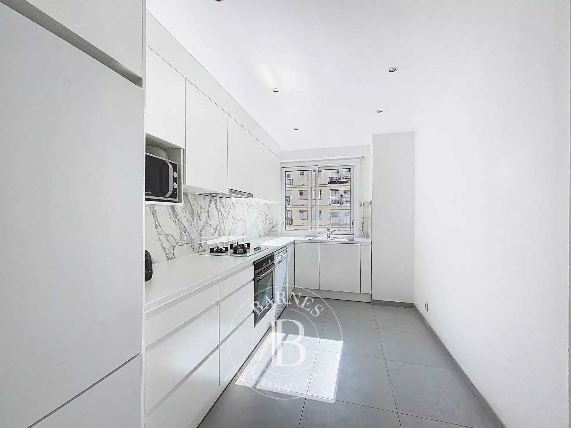 Paris  - Appartement 5 Pièces 3 Chambres