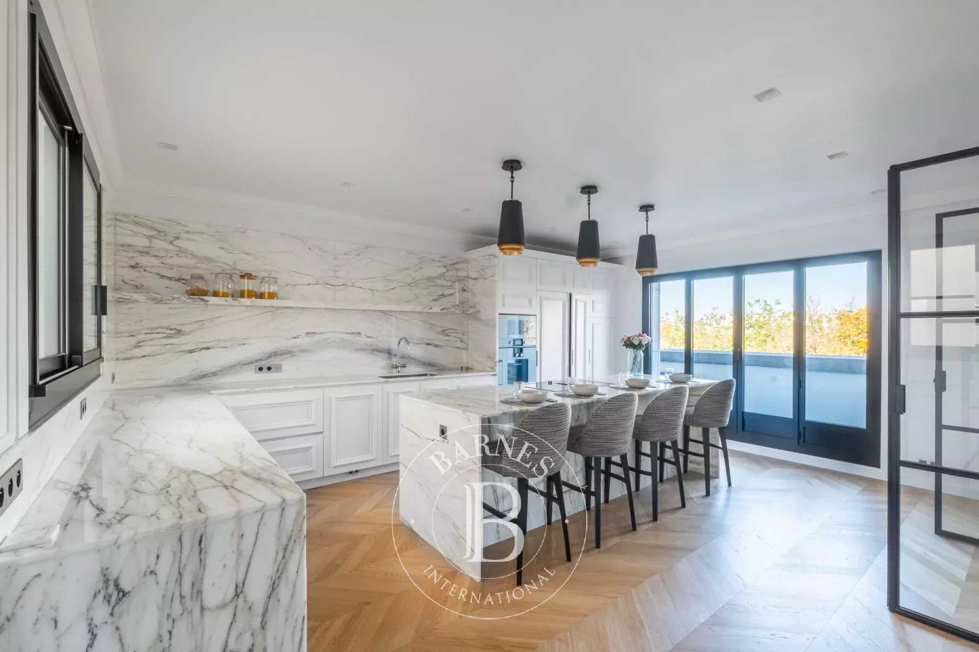 Paris  - Appartement 6 Pièces 4 Chambres