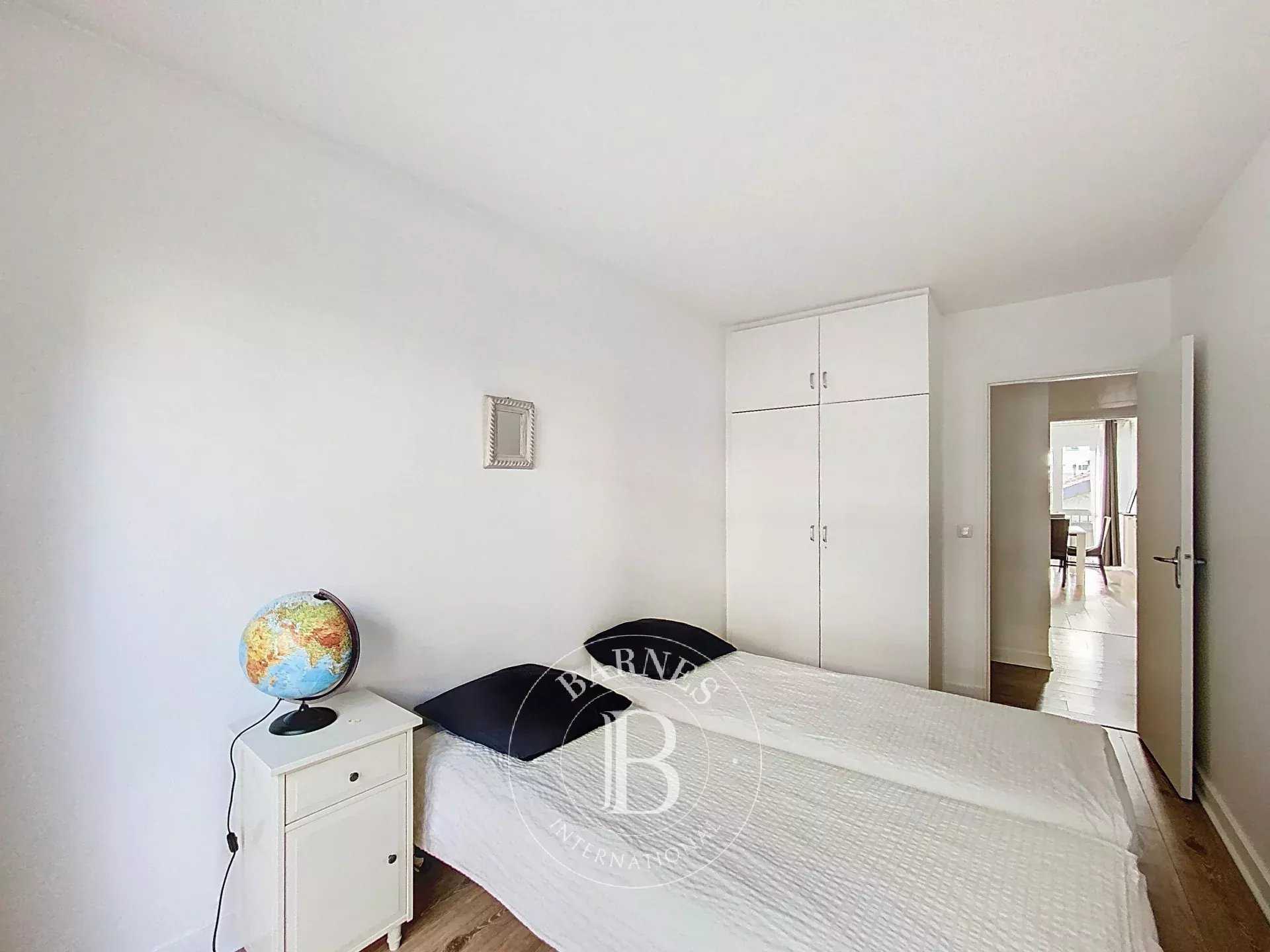 Paris  - Appartement 5 Pi&egrave;ces 3 Chambres