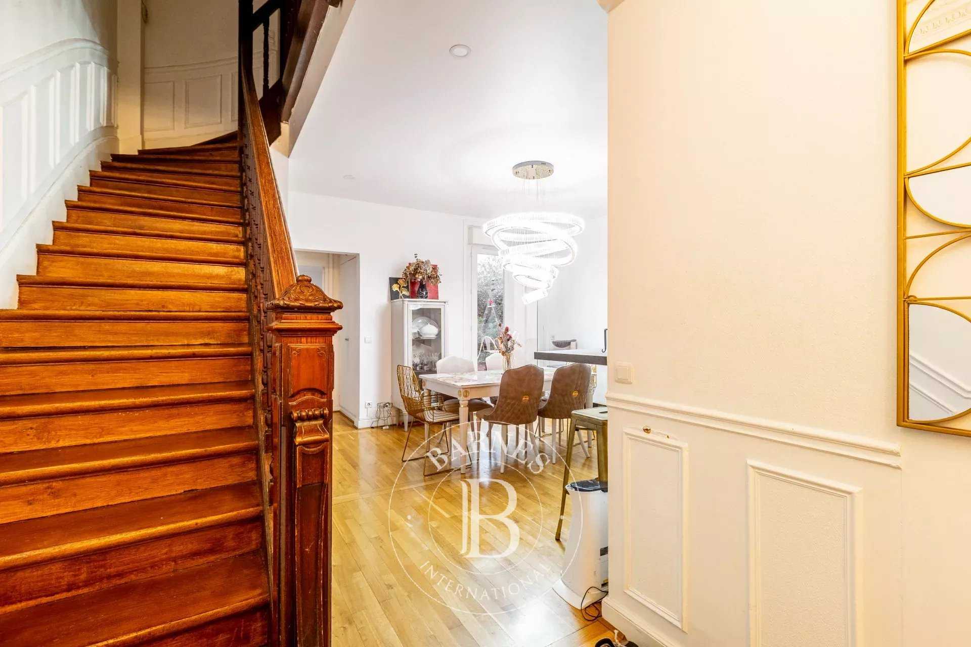 Boulogne-Billancourt  - Maison 11 Pi&egrave;ces 7 Chambres